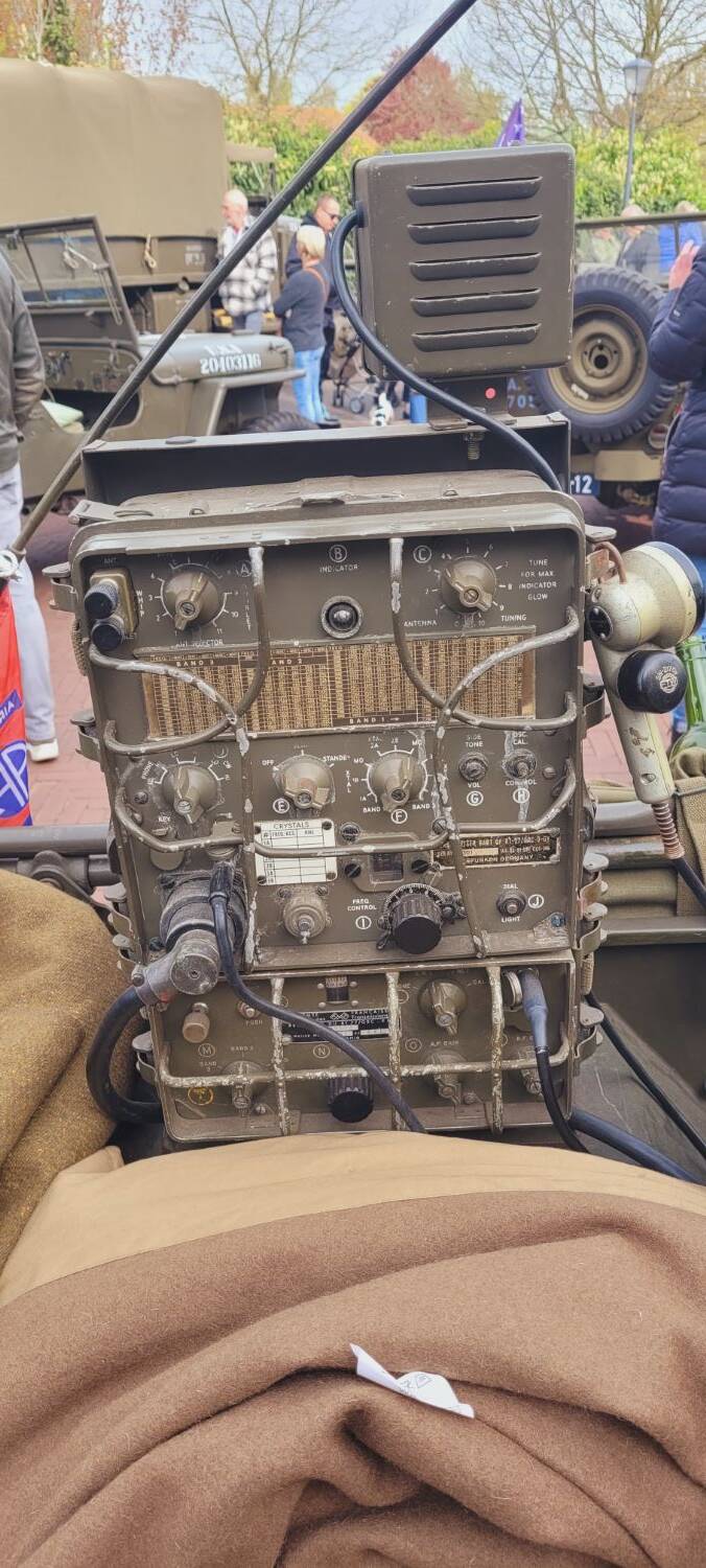 260427 Akkrum Koningsdag vrijmarkt legervoertuigen 17 1500