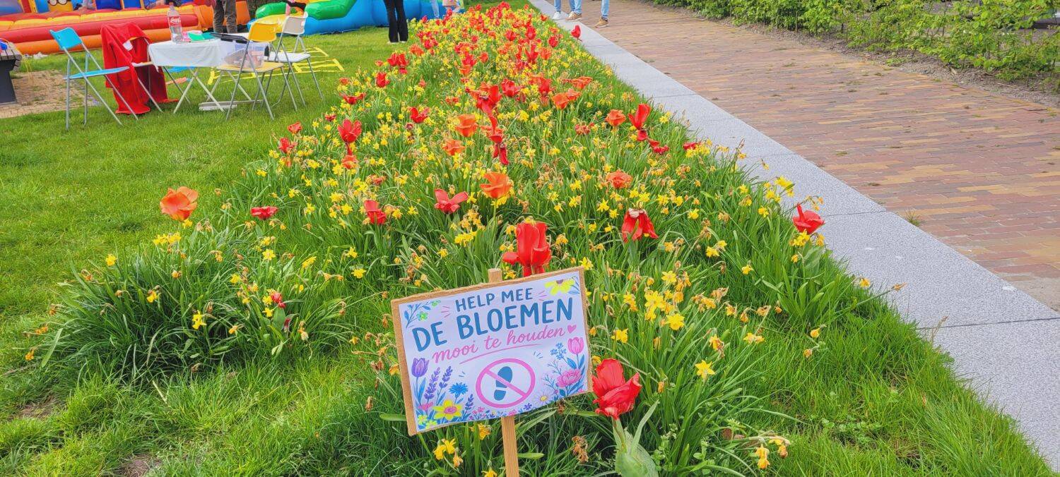 260427 Akkrum Koningsdag vrijmarkt legervoertuigen 18 1500