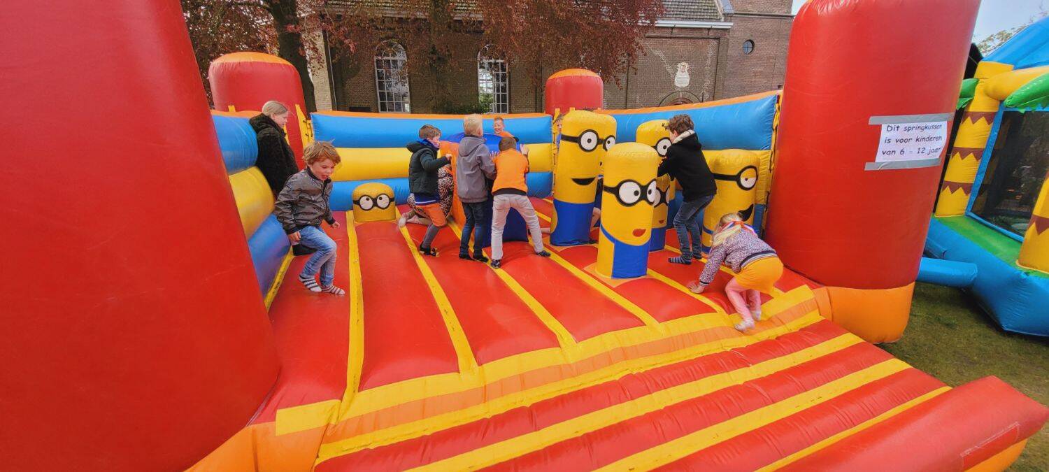 260427 Akkrum Koningsdag vrijmarkt legervoertuigen 19 1500