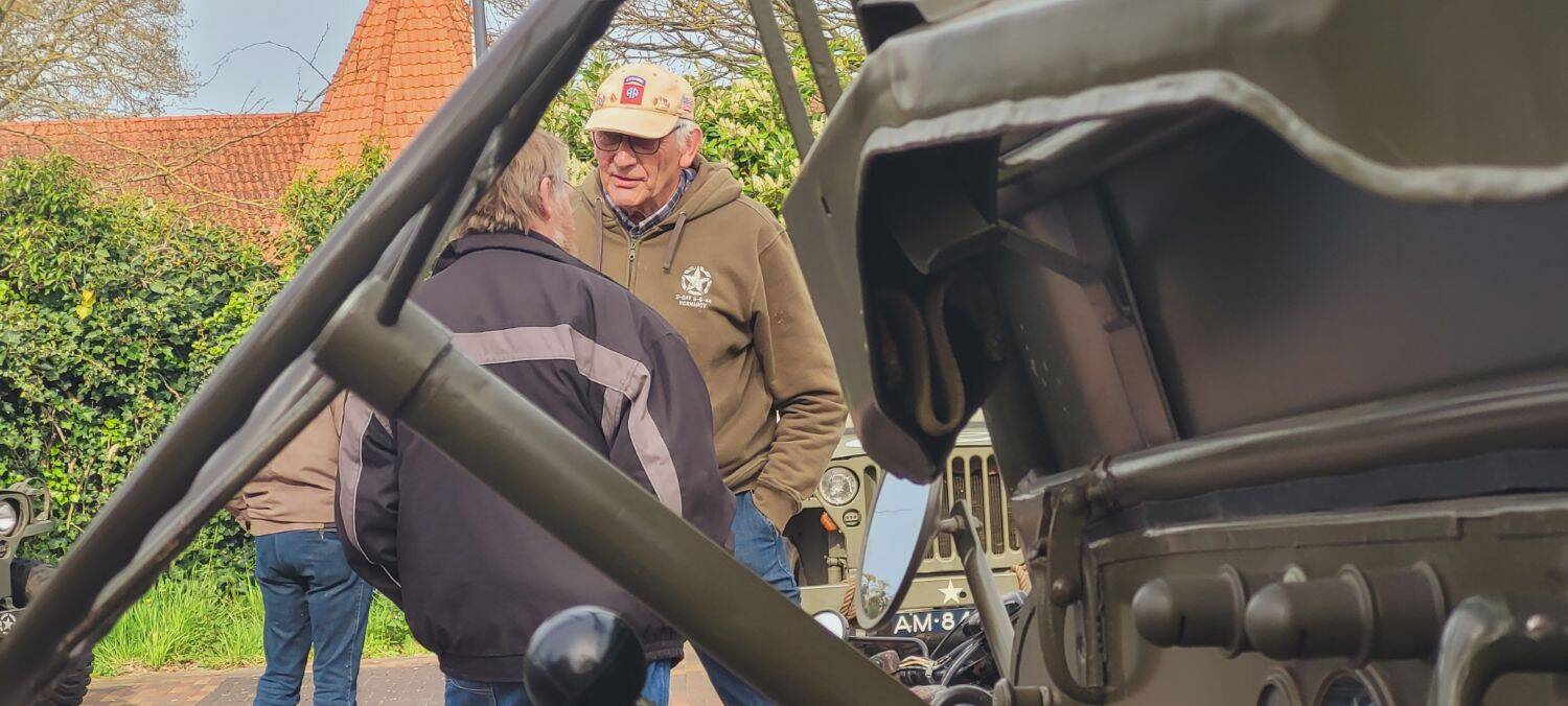 260427 Akkrum Koningsdag vrijmarkt legervoertuigen 1 1500