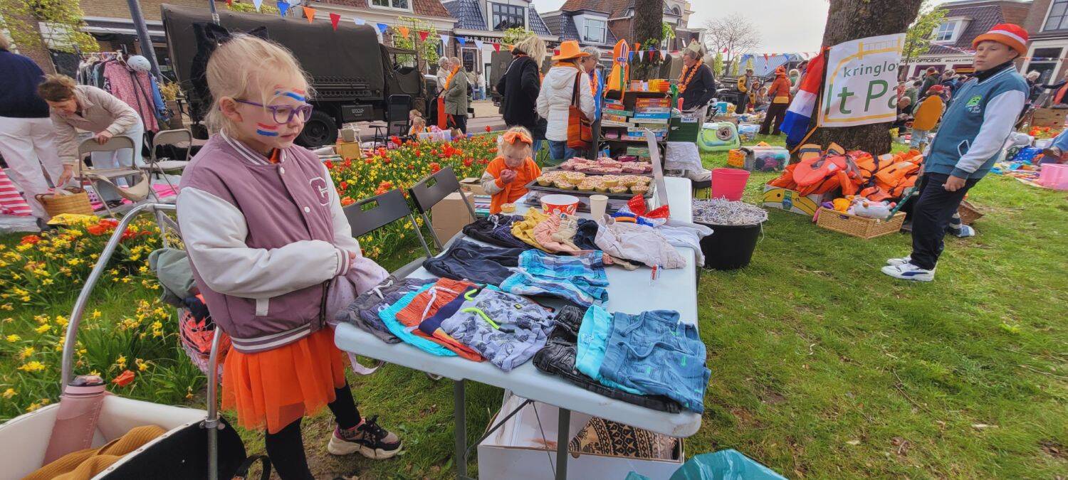 260427 Akkrum Koningsdag vrijmarkt legervoertuigen 23 1500