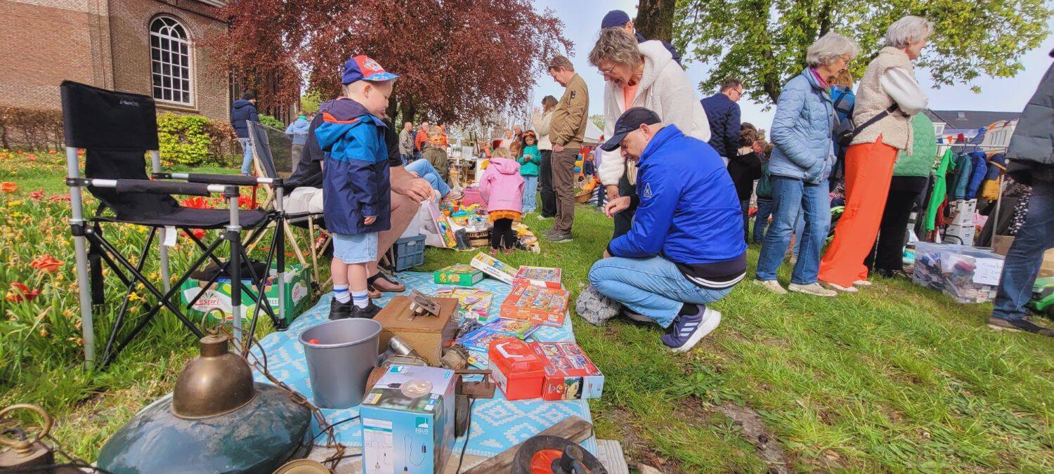 260427 Akkrum Koningsdag vrijmarkt legervoertuigen 24 1500