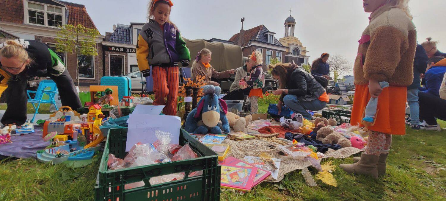 260427 Akkrum Koningsdag vrijmarkt legervoertuigen 25 1500