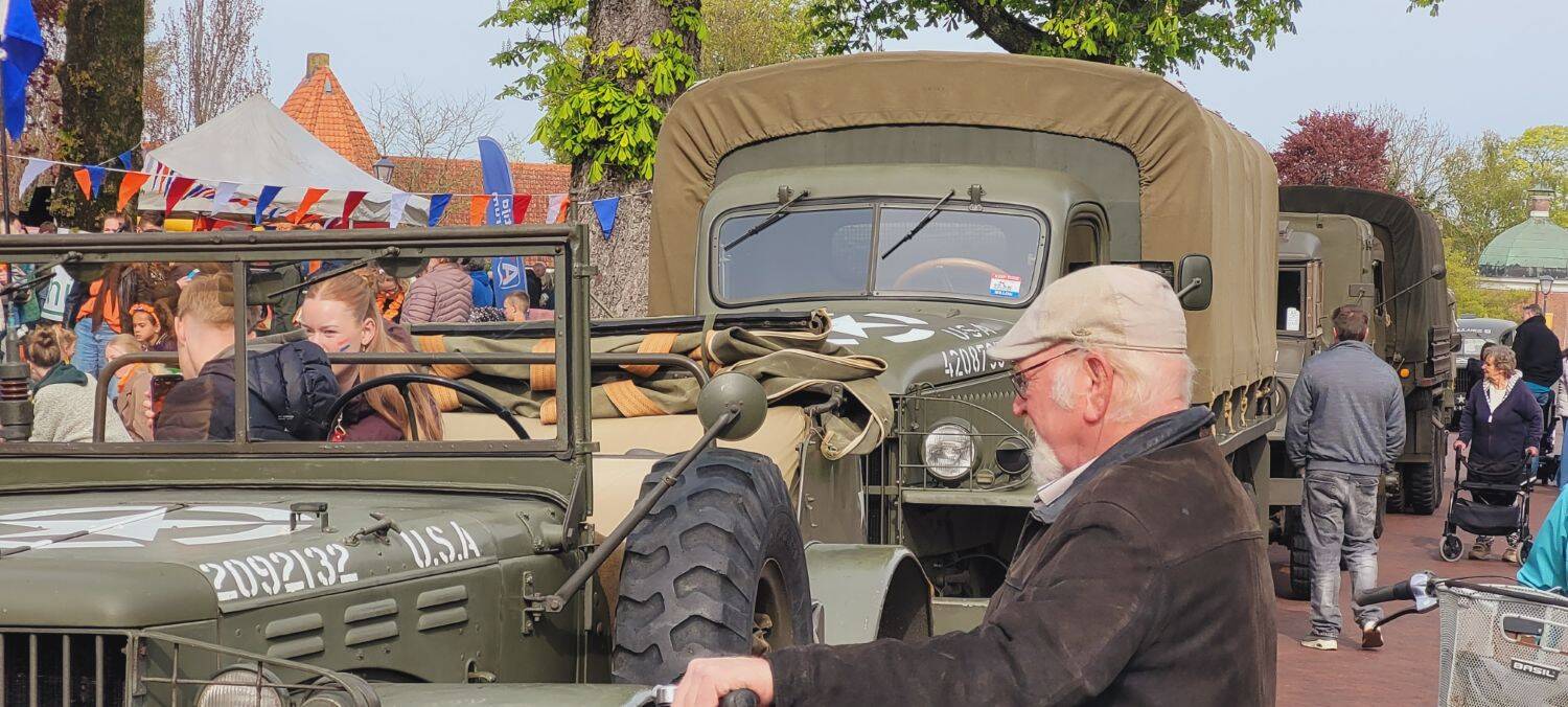 260427 Akkrum Koningsdag vrijmarkt legervoertuigen 26 1500