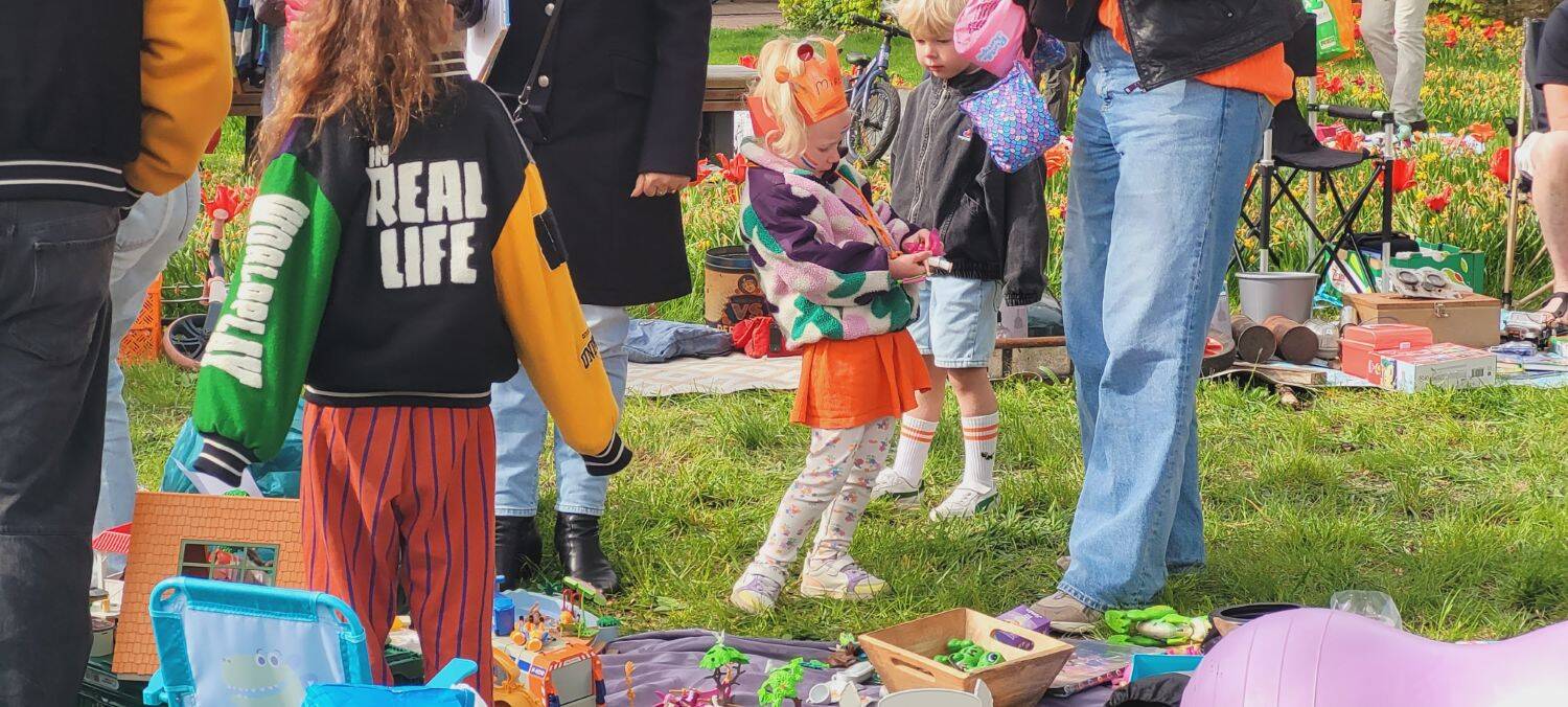 260427 Akkrum Koningsdag vrijmarkt legervoertuigen 29 1500