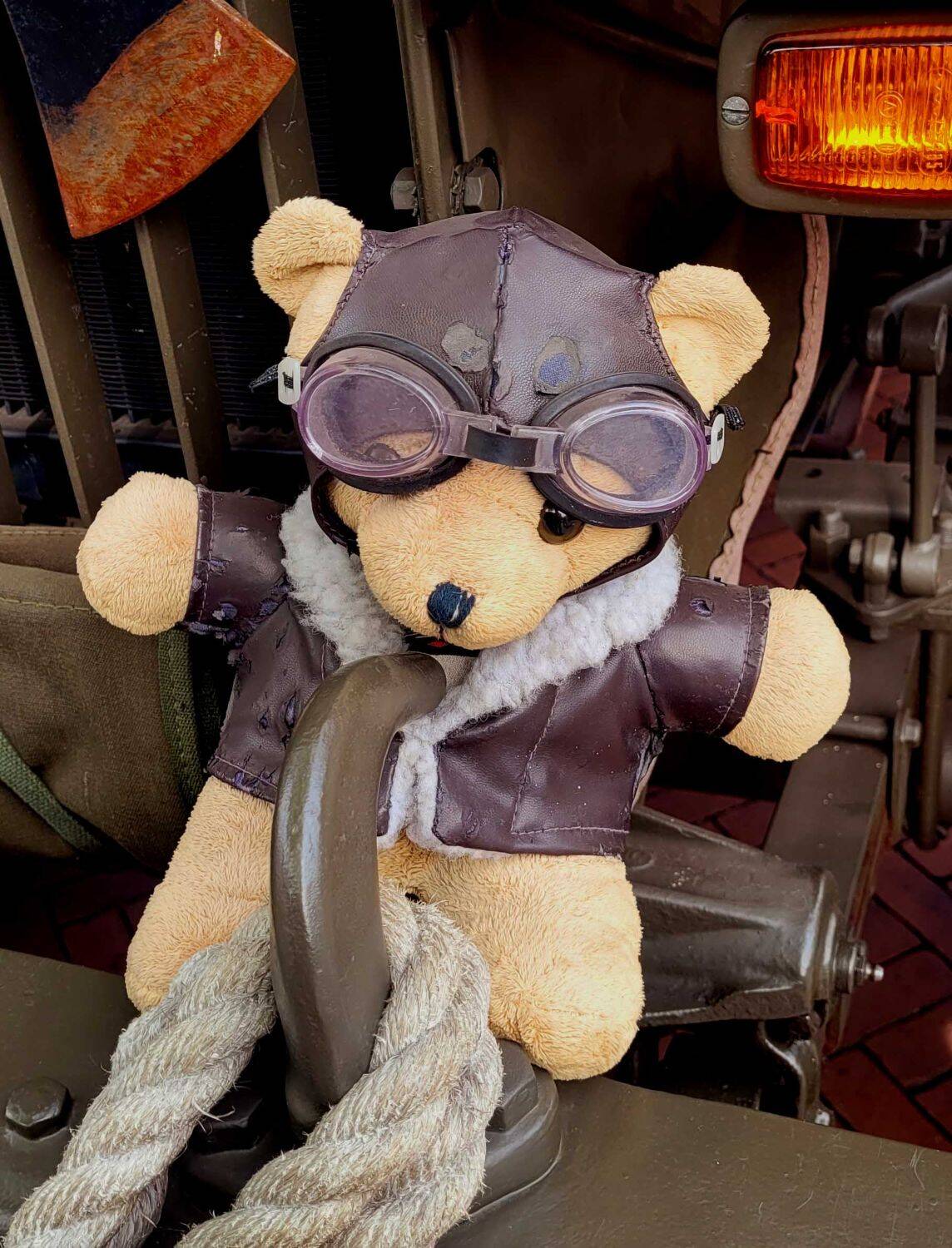 260427 Akkrum Koningsdag vrijmarkt legervoertuigen 30 1500