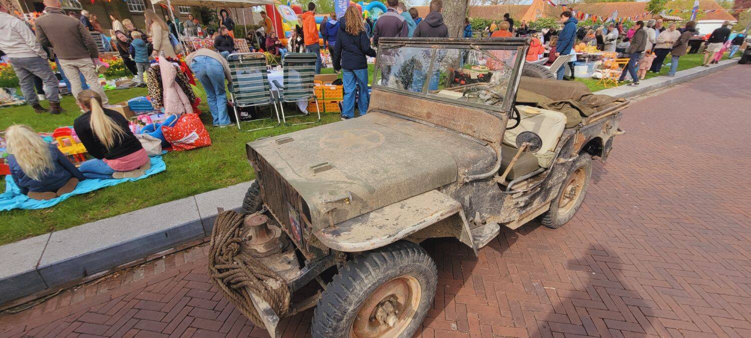 260427 Akkrum Koningsdag vrijmarkt legervoertuigen 31 1500