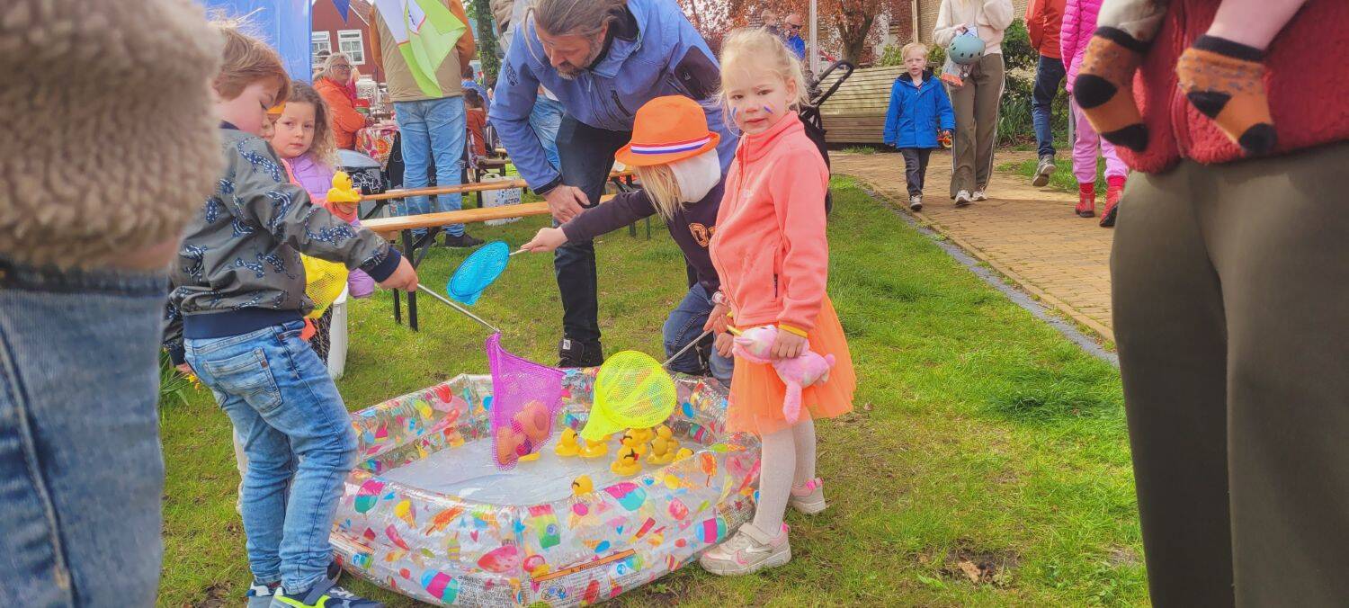 260427 Akkrum Koningsdag vrijmarkt legervoertuigen 32 1500