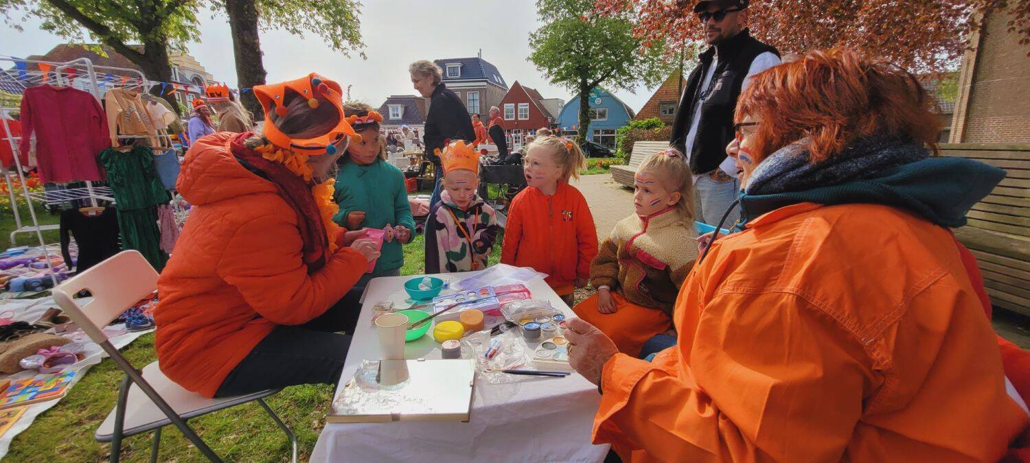 260427 Akkrum Koningsdag vrijmarkt legervoertuigen 34 1500
