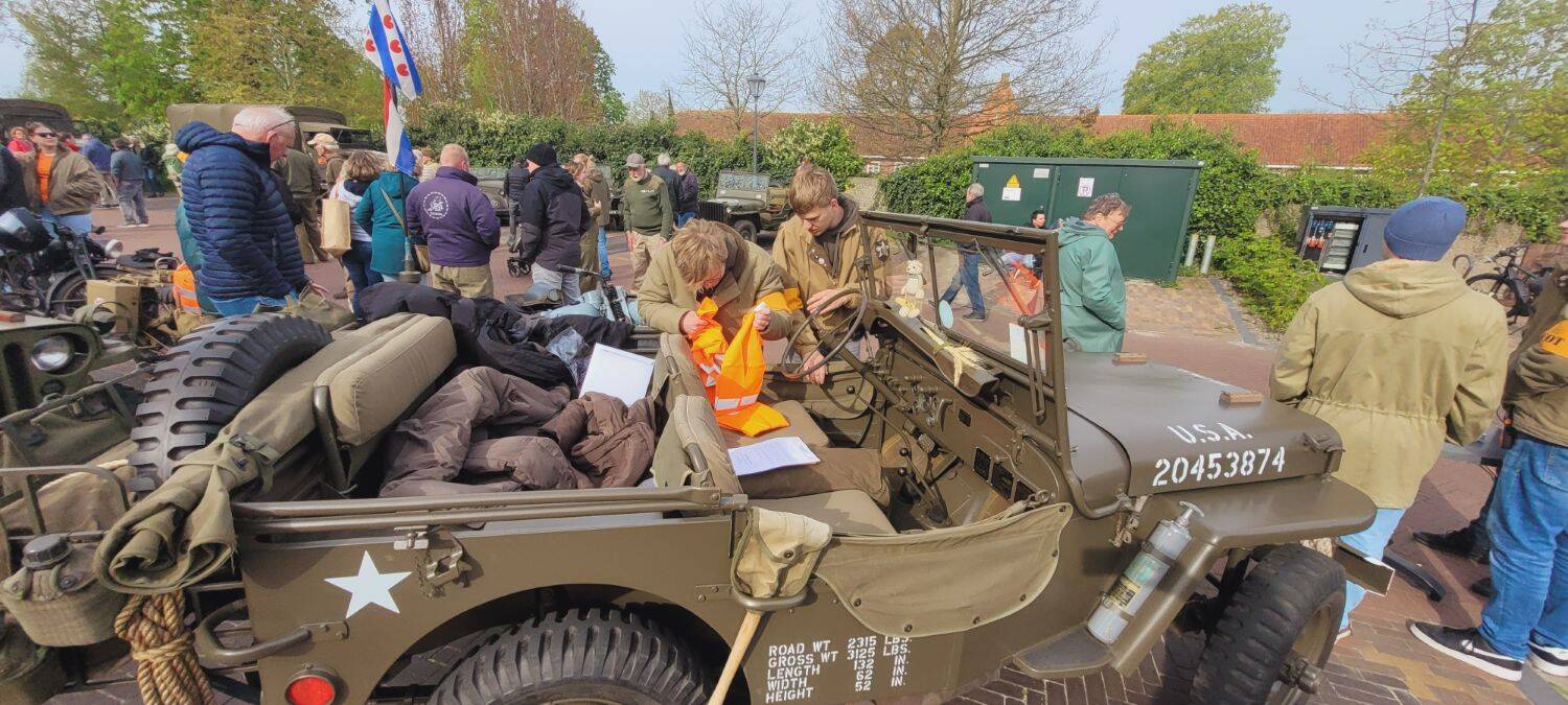 260427 Akkrum Koningsdag vrijmarkt legervoertuigen 4 1500