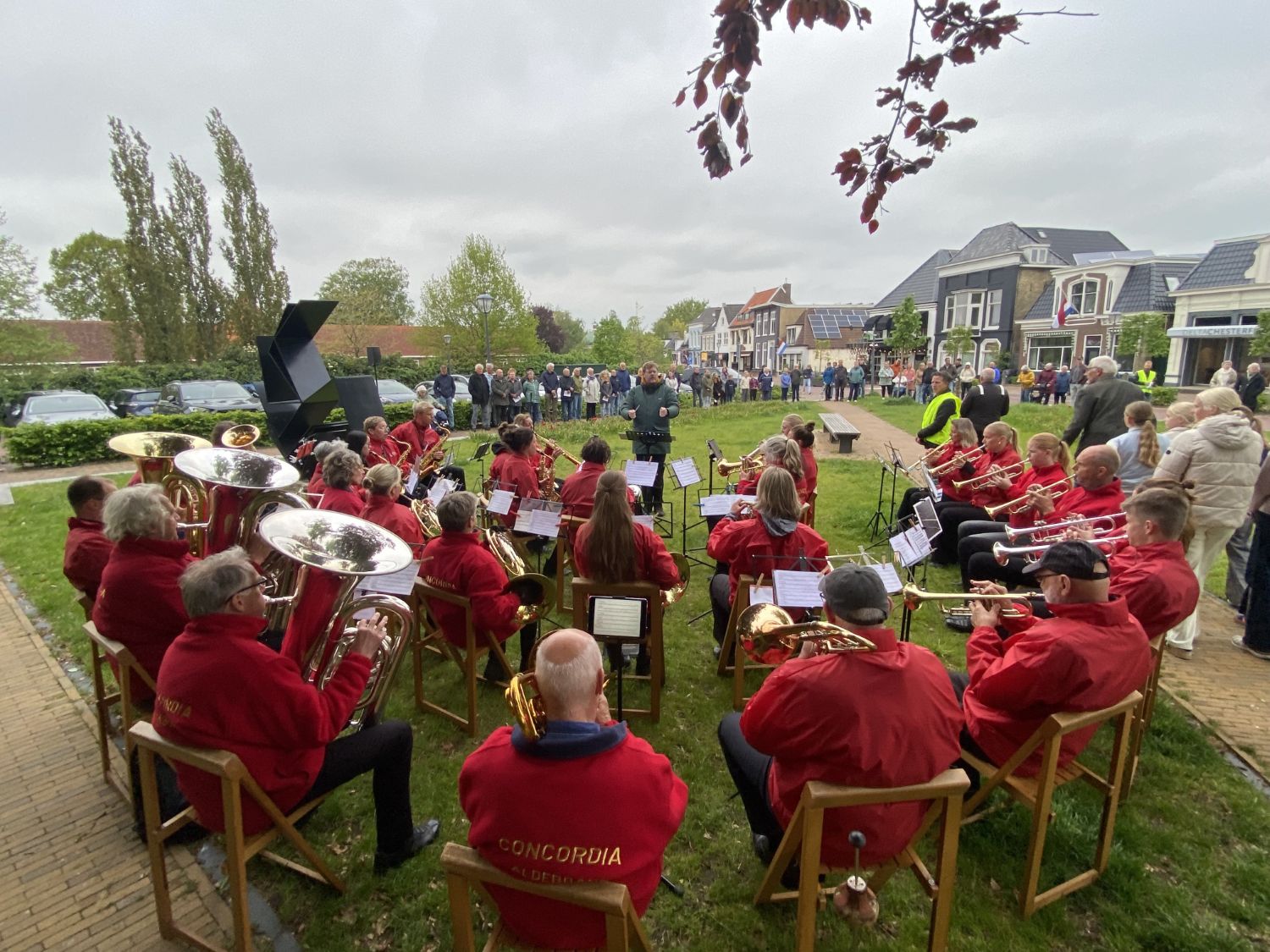 Oproep tot vrede op ingetogen Dodenherdenking in Akkrum