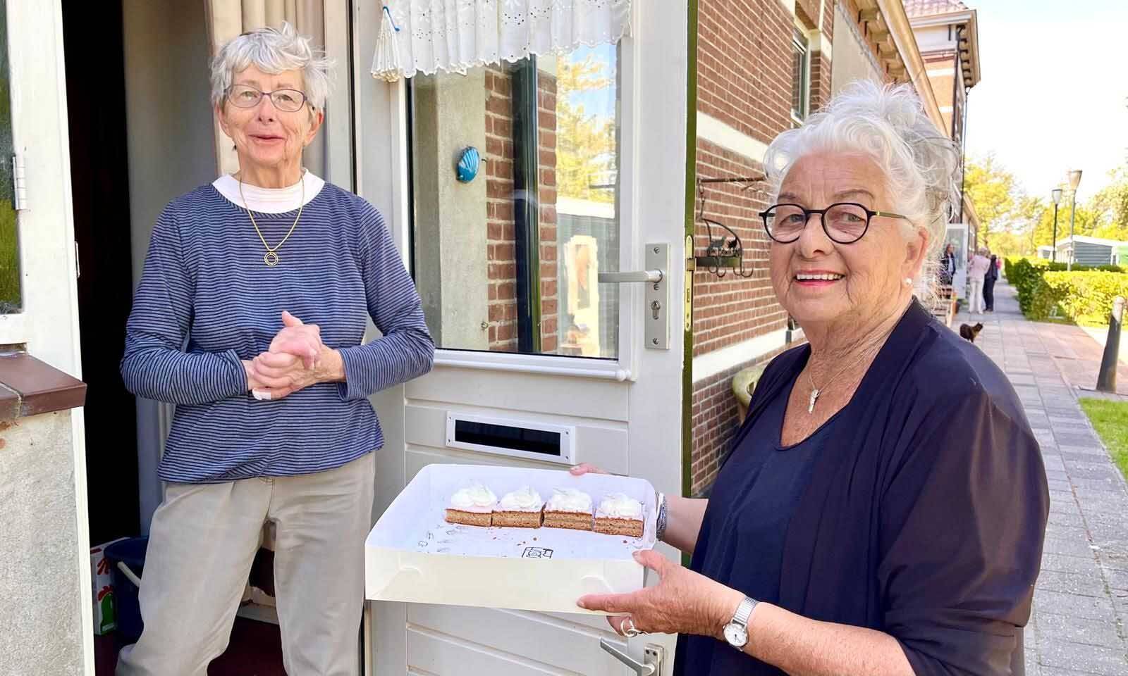 Bewoners Coopersburg getrakteerd op oranjekoek in jubileumjaar