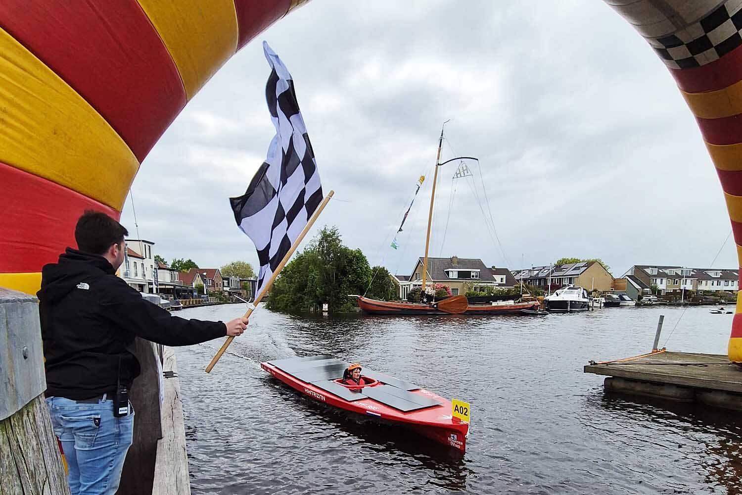 Reuzedei 2026 kleurt Akkrum ondanks grijze lucht