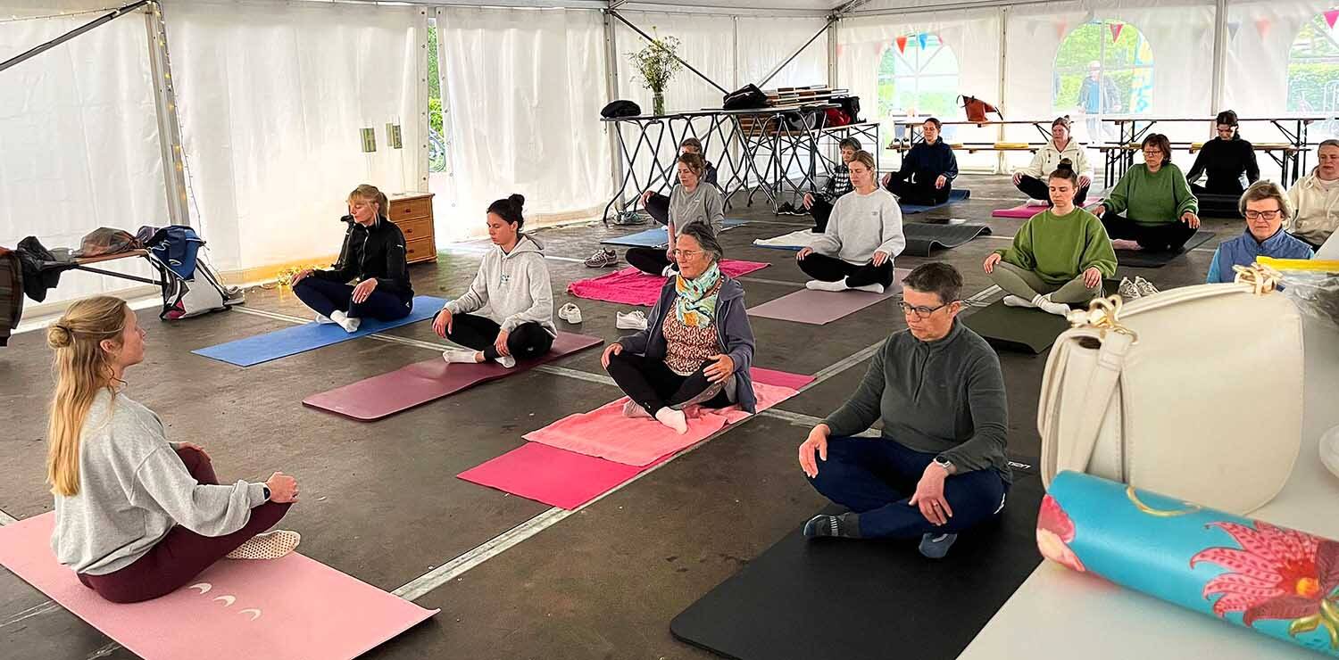 260517 AKkrum Bloeiweek yogaindetent