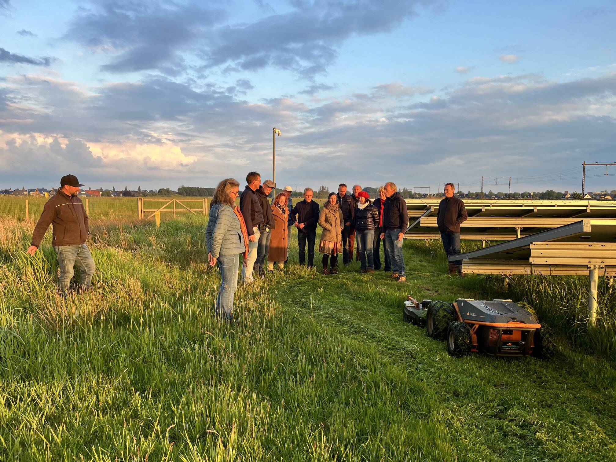 260518 Zonnepark Leppagreide rondleiding 7 Uitleg over de maaimachine tijdens bezoek aan het zonnepark