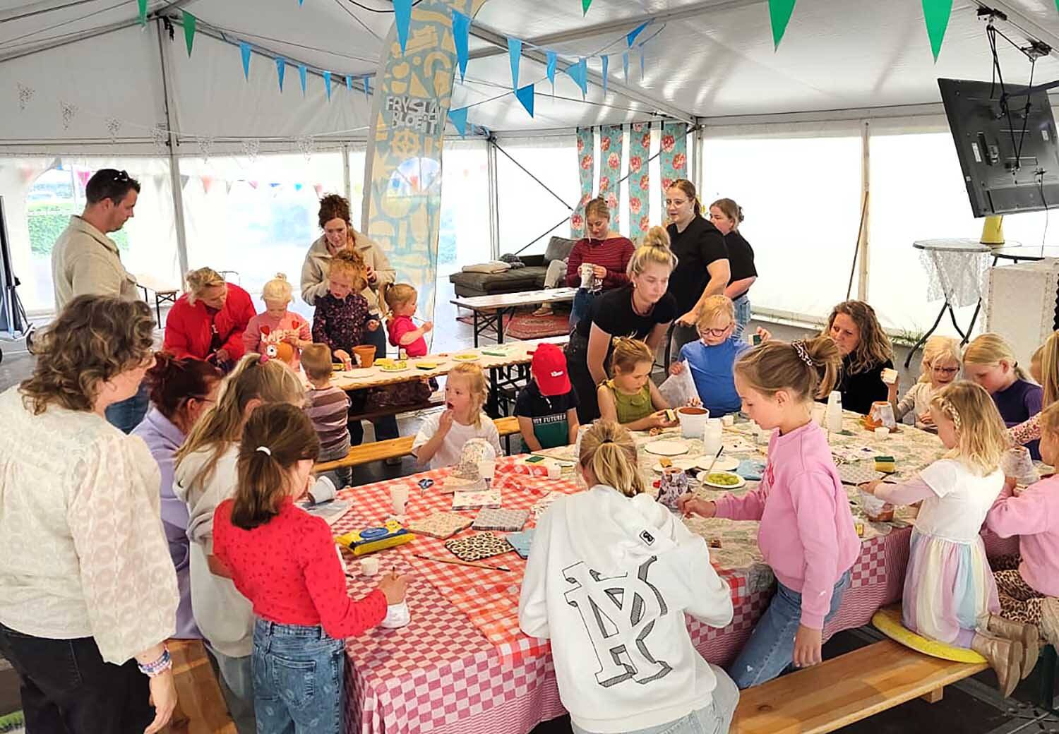 260519 Akkrum Bloeiweek tent knutselenkinderen2
