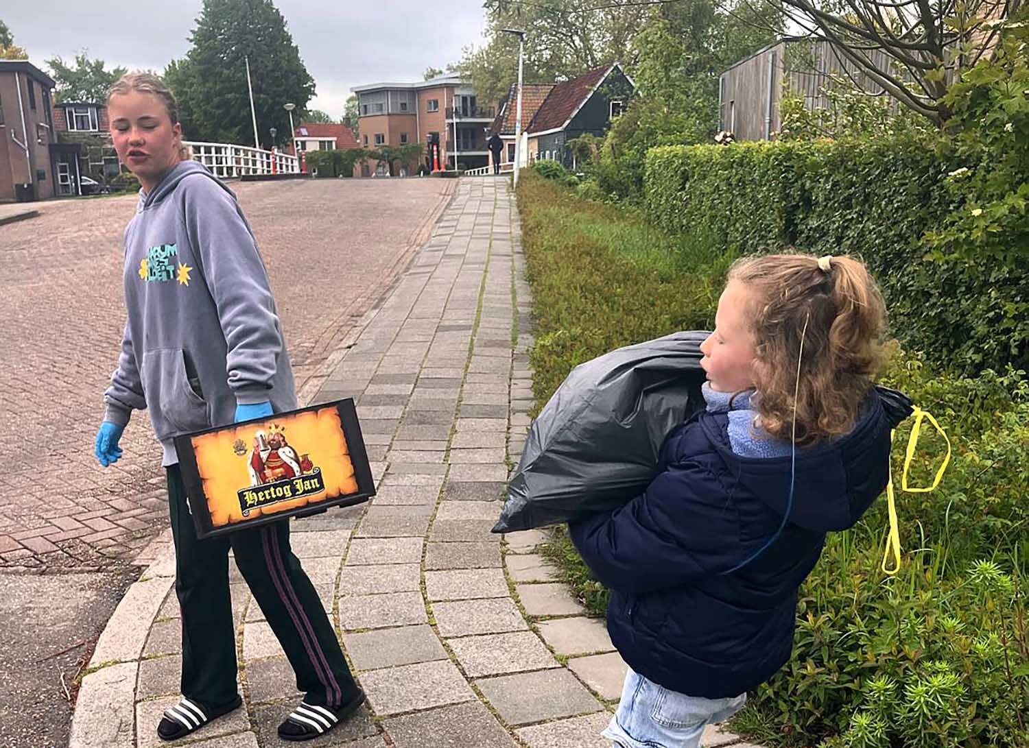 260523 Akkrum Bloeiweek blikjesinzameling krat