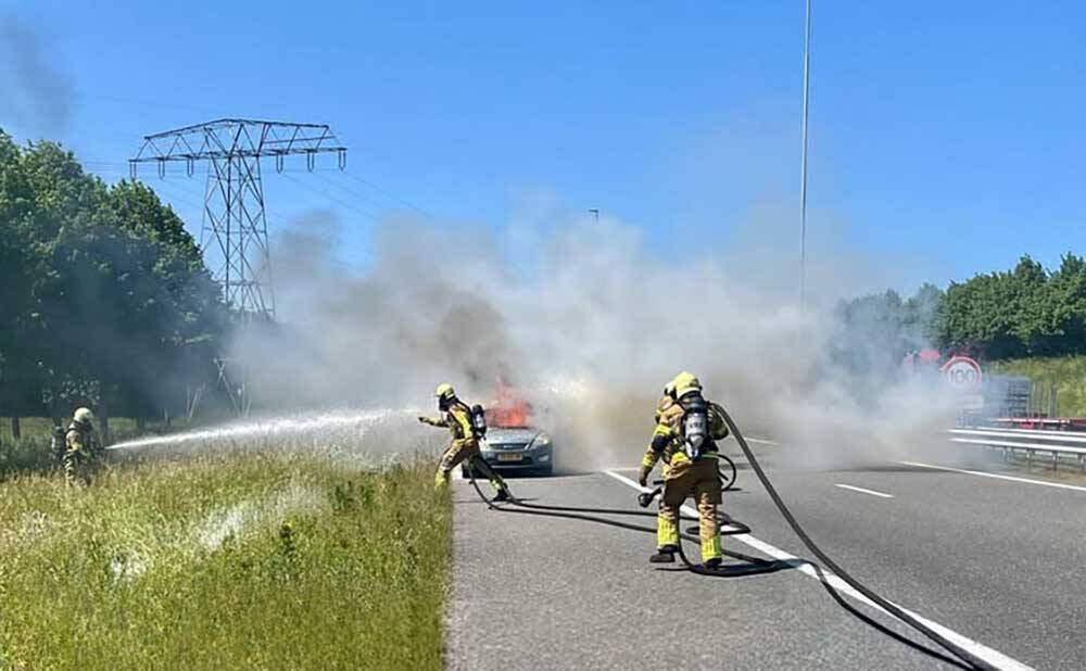Chauffeur lichtgewond bij autobrand op A32, brandweer Akkrum blust voe