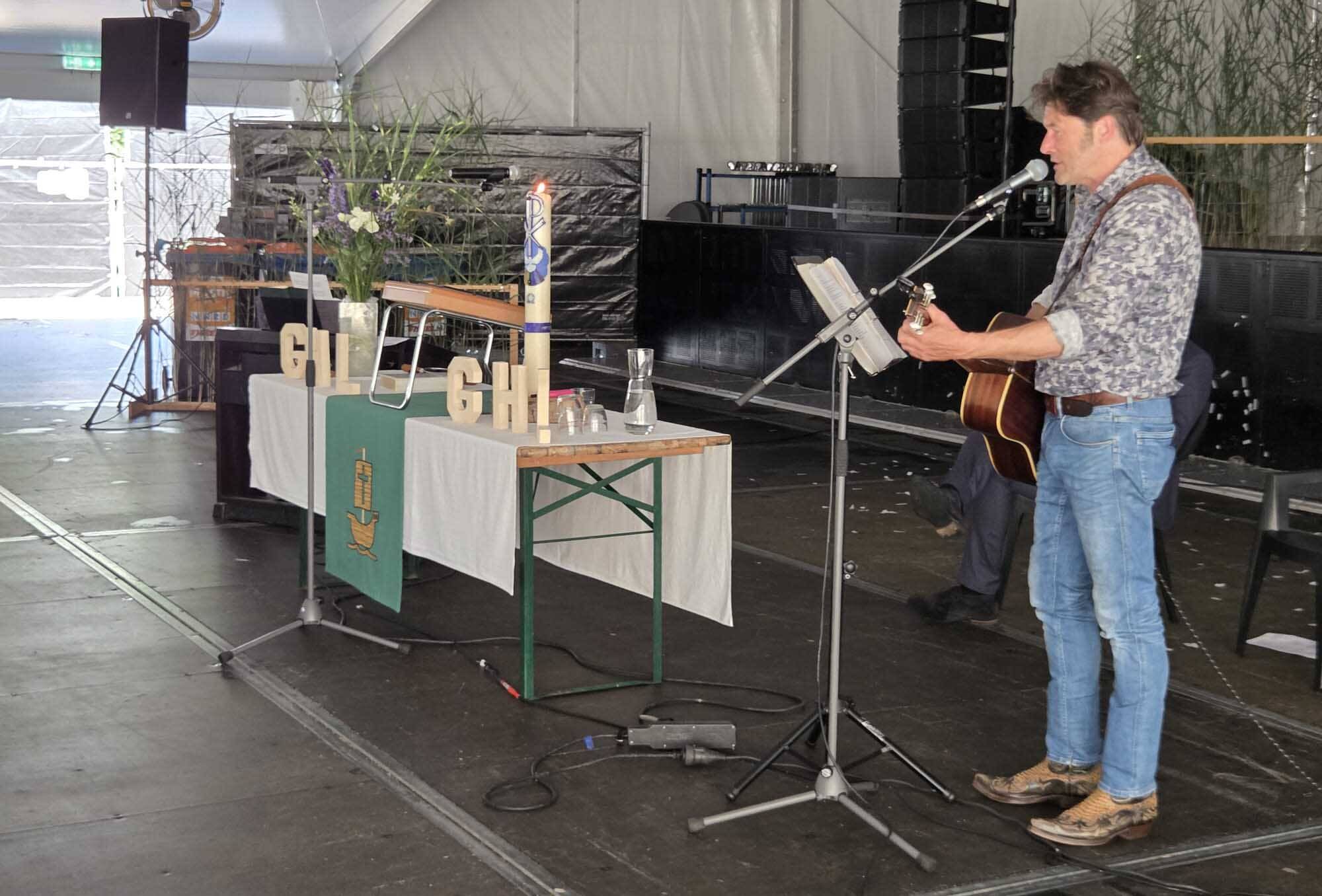 260628 Akkrum Merke kerkdienst feesttent 3