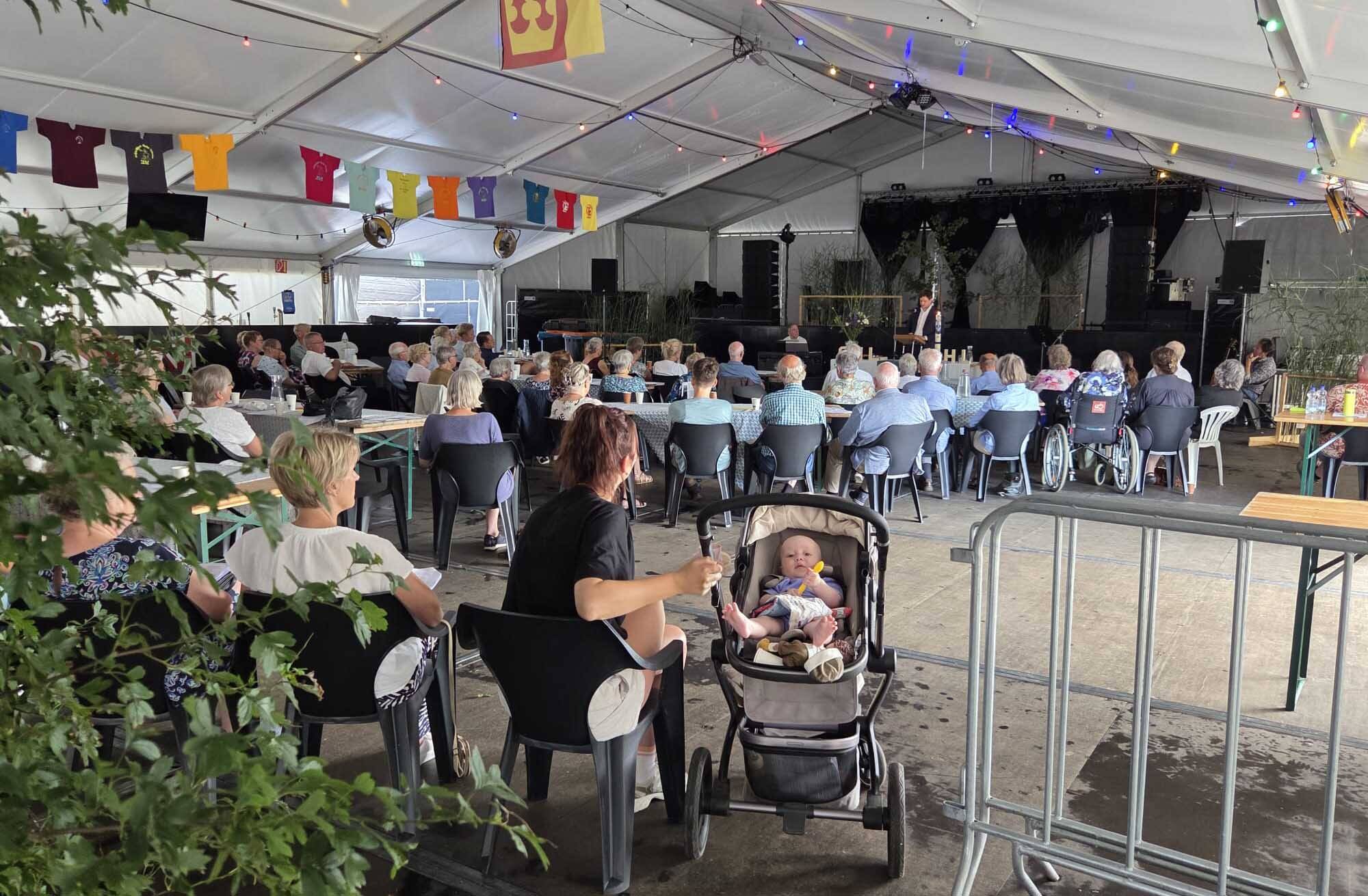 260628 Akkrum Merke kerkdienst feesttent 8