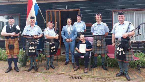 260703 Akkrum JanCalsbeek 100jaar doedelzakband c GemHeerenveen