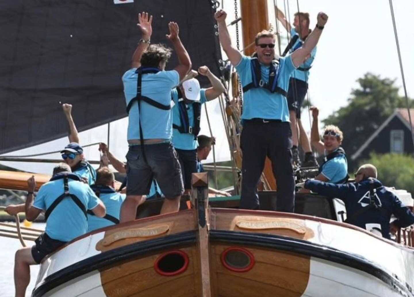 Skûtsje Akkrum wint spannende SKS-wedstrijd op De Veenhoop