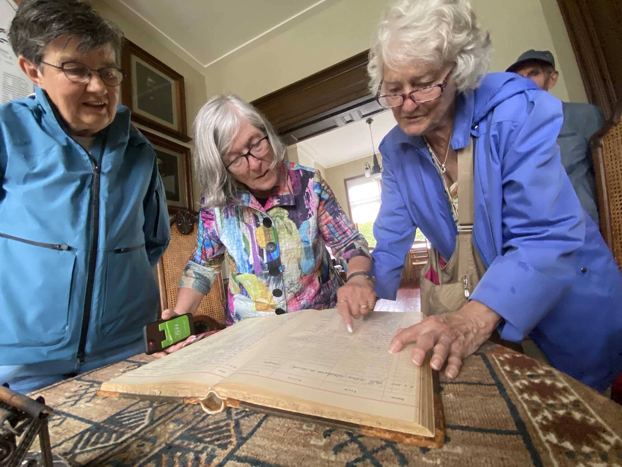 Amerikaanse nazaten van Folkert Kuipers op bezoek in Akkrum