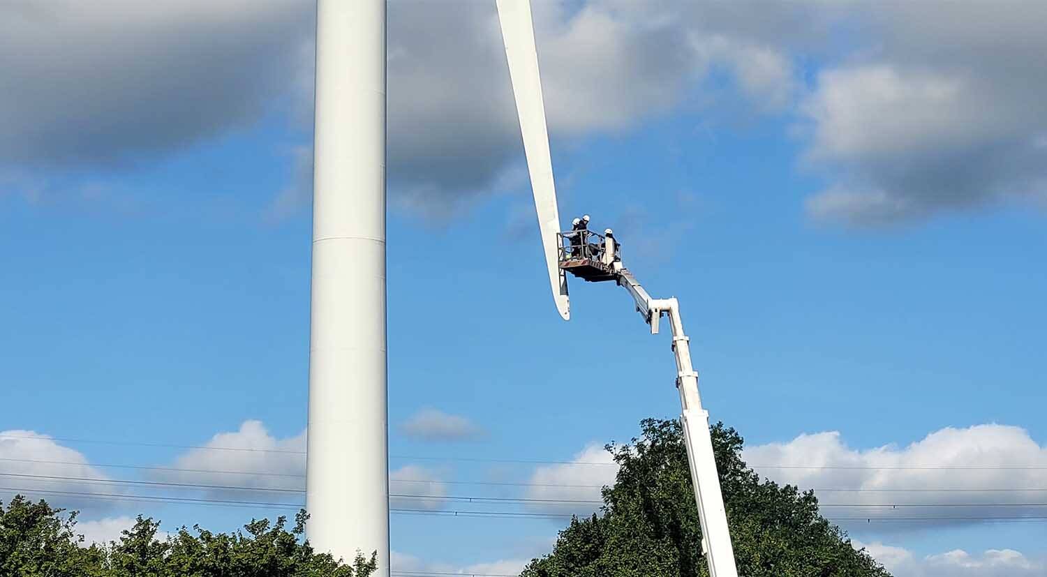 Poolse specialisten herstellen wieken windmolen aan Leppedyk