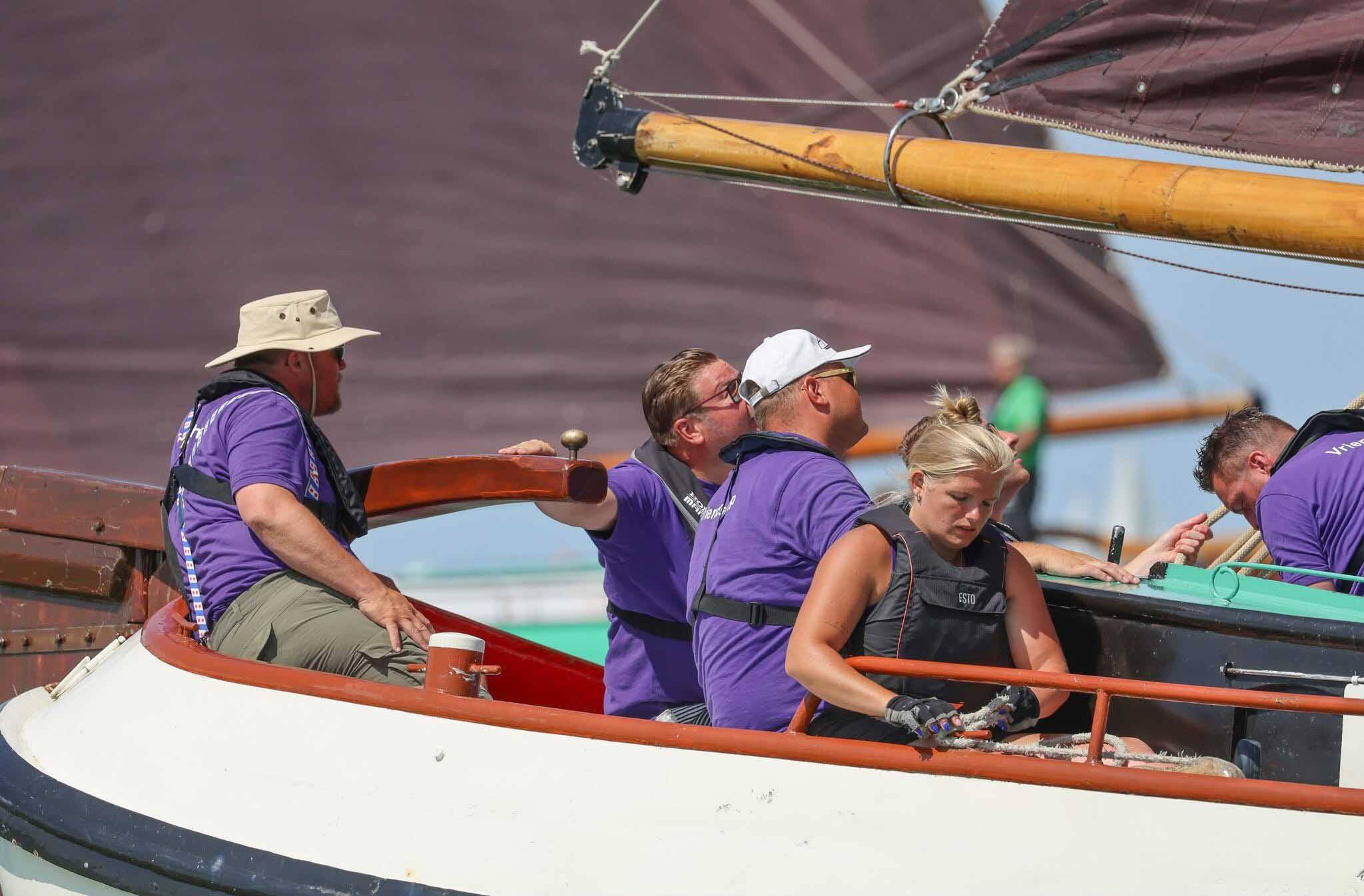 Skûtsje De Vriendschap overtuigend naar winst op de Sleattemer Mar