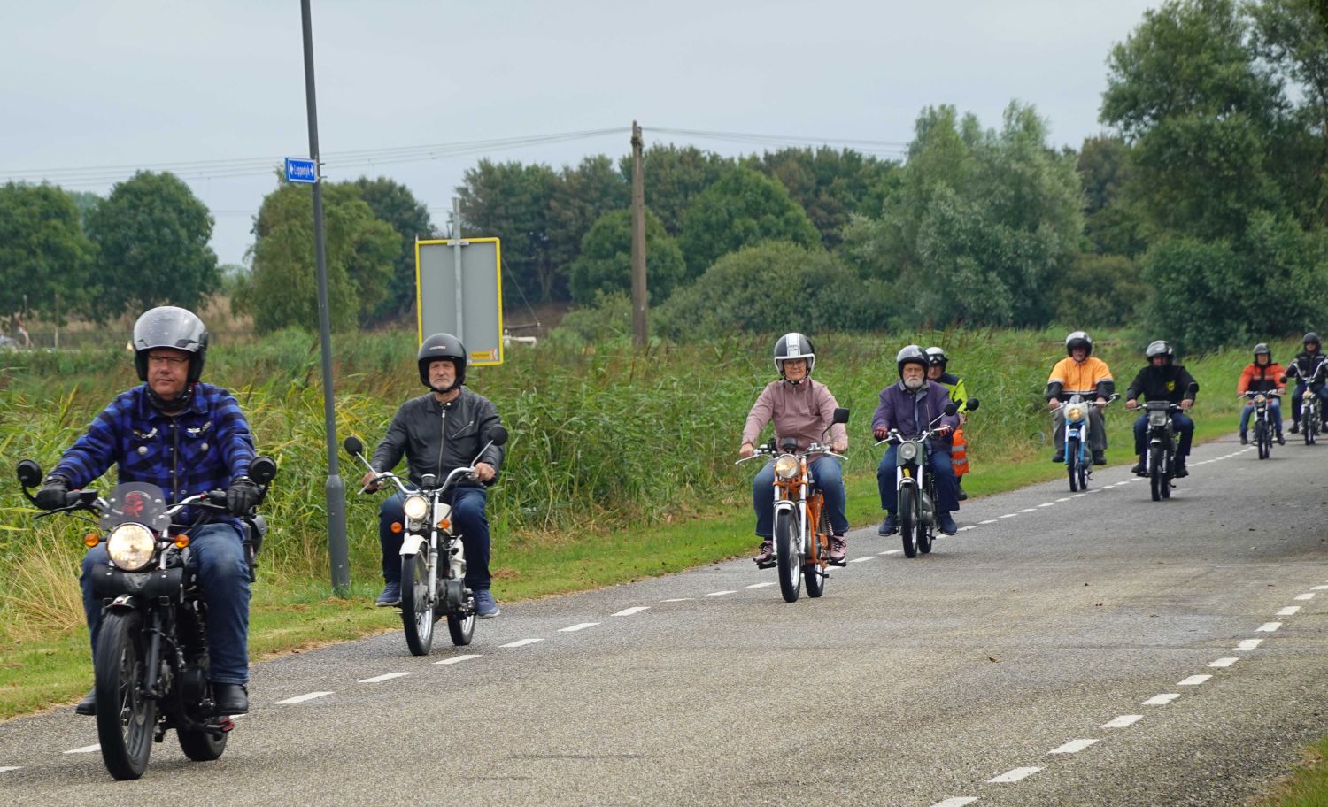 260815 Akkrum brommer oldtimerrit VenusHeerenveen 2 1500