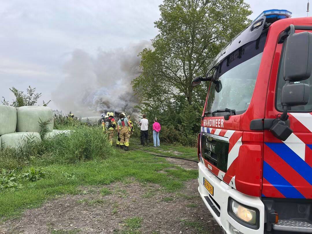 Trekker total loss na brand op boerenerf in Nes (H)