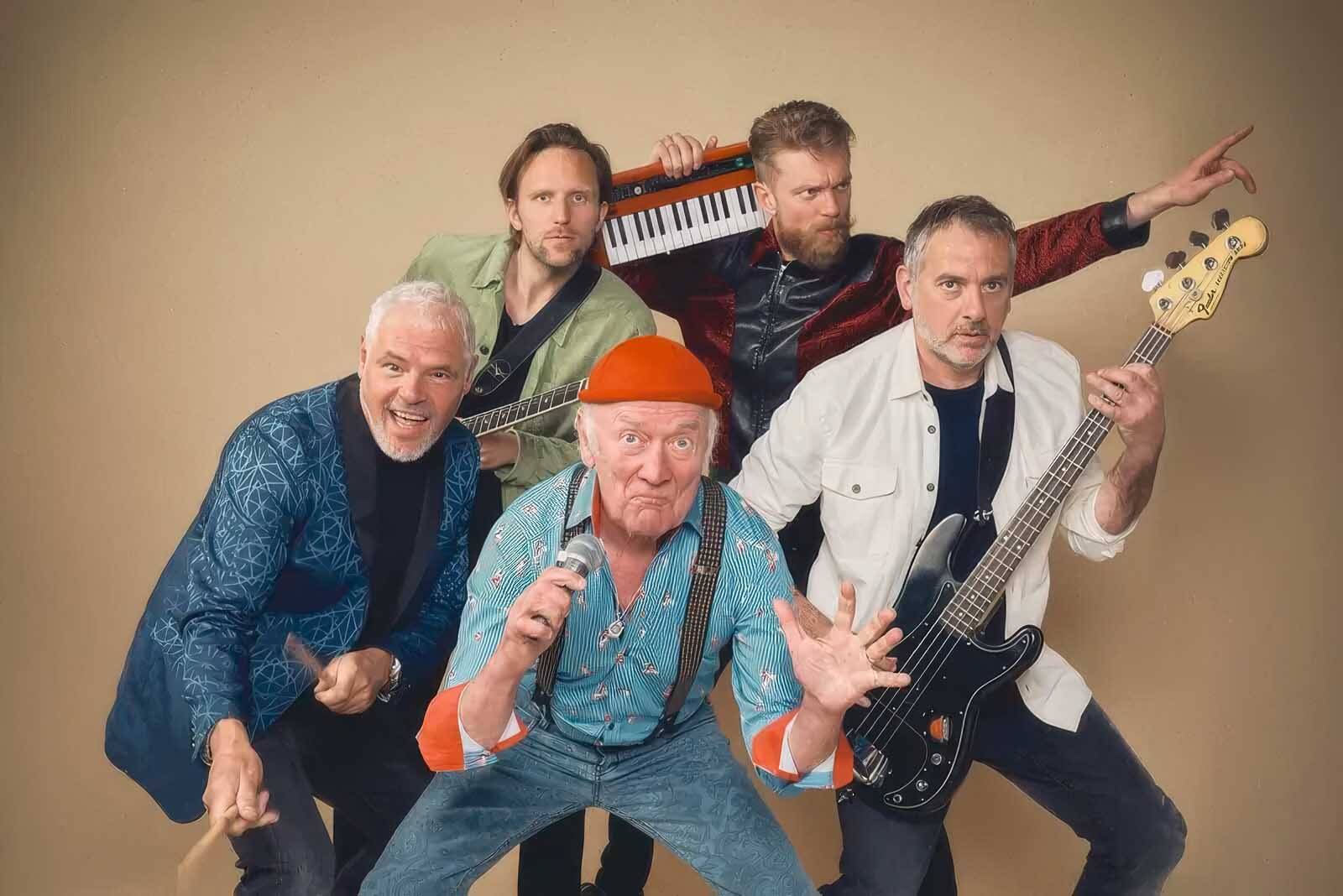 Nederpopband Drukwerk op jubileum Akkrum-Nes Centraal