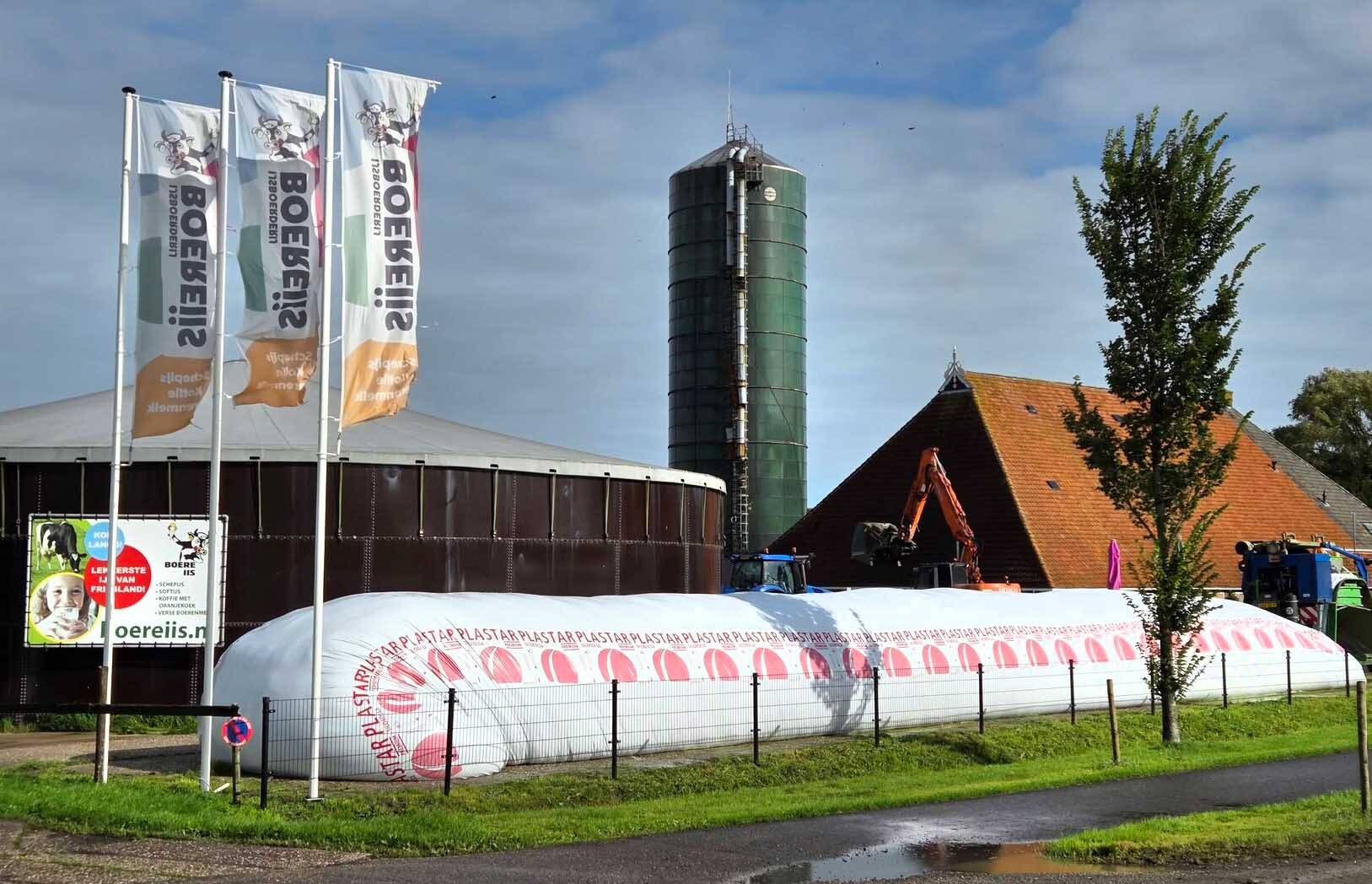 Eerste 150 ton maïs van Akkrumer veehouder verdwijnt in slurf