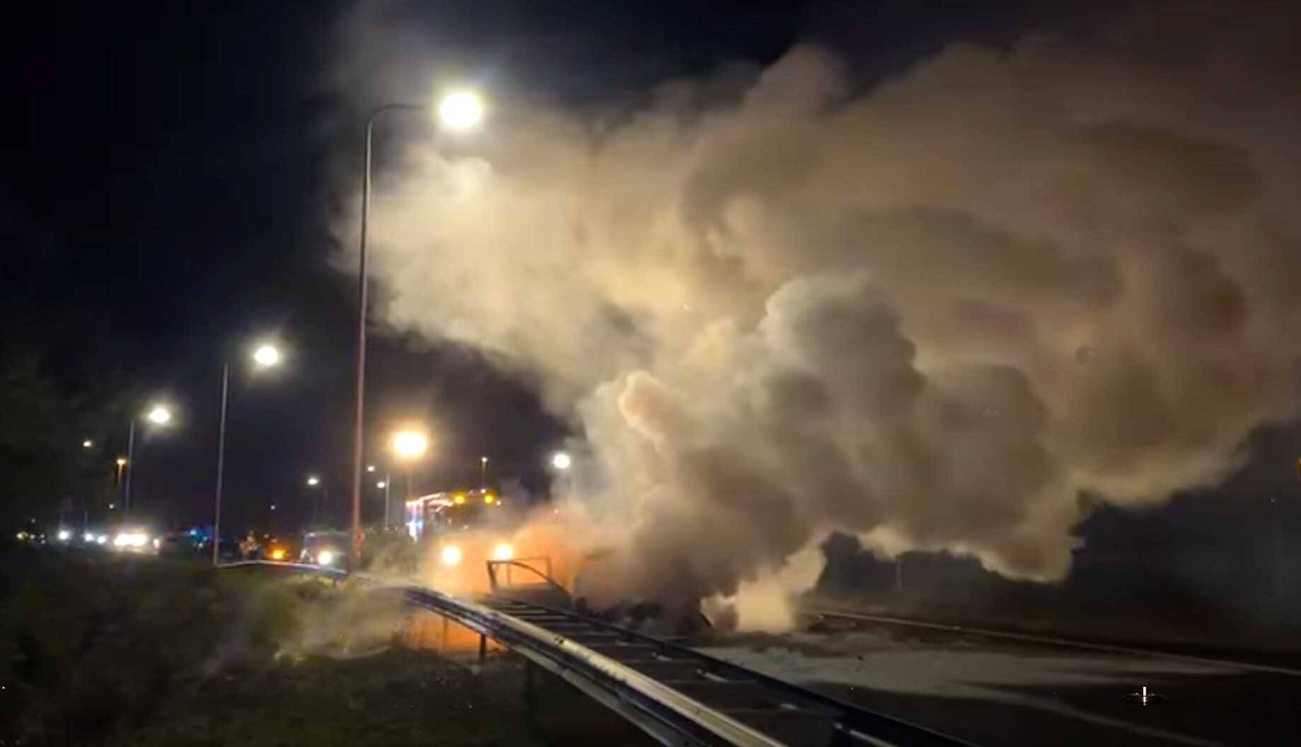Brandweer Akkrum blust autobrand A32; flinke rookontwikkeling