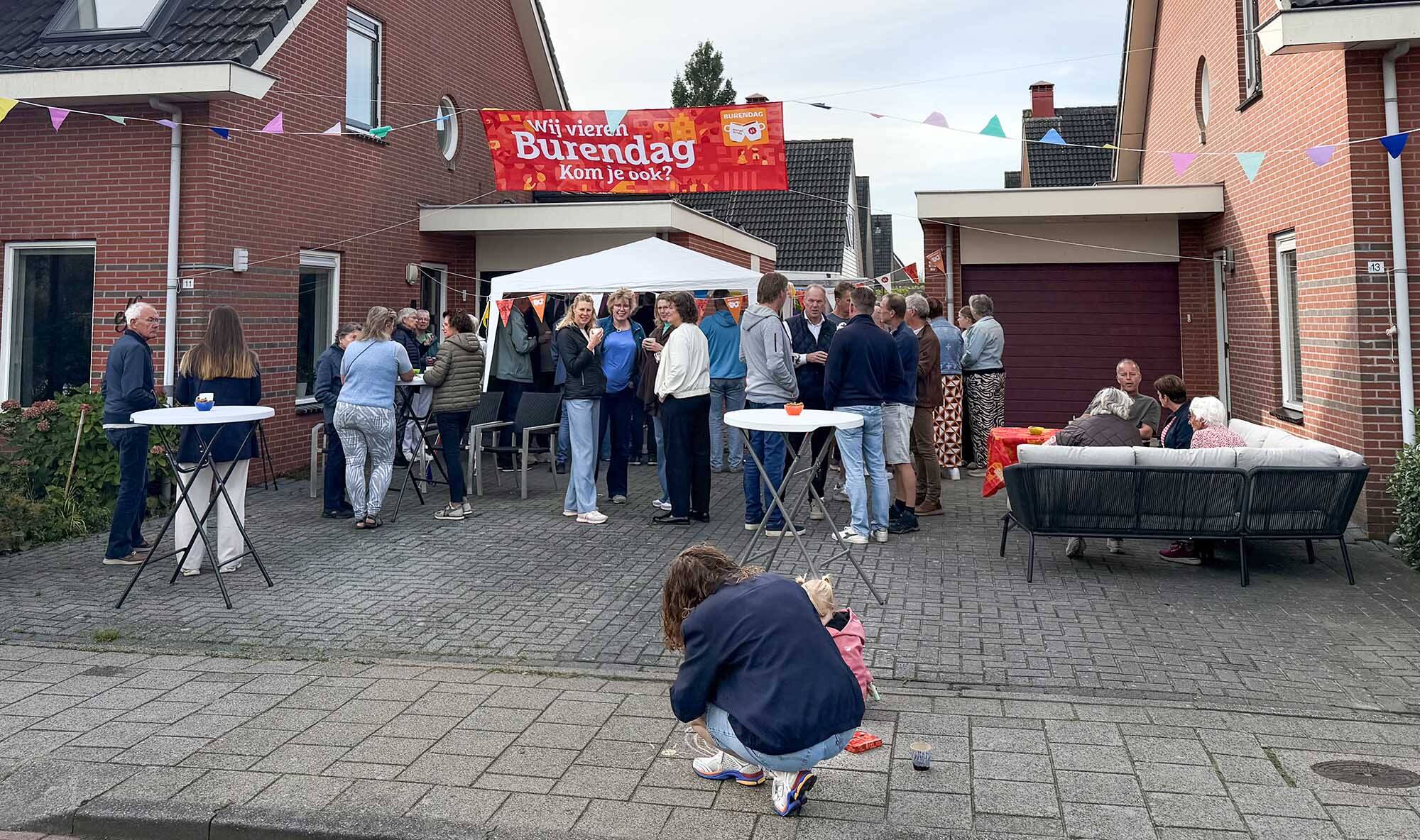 Meerdere buurten in Akkrum bijeen op Nationale Burendag