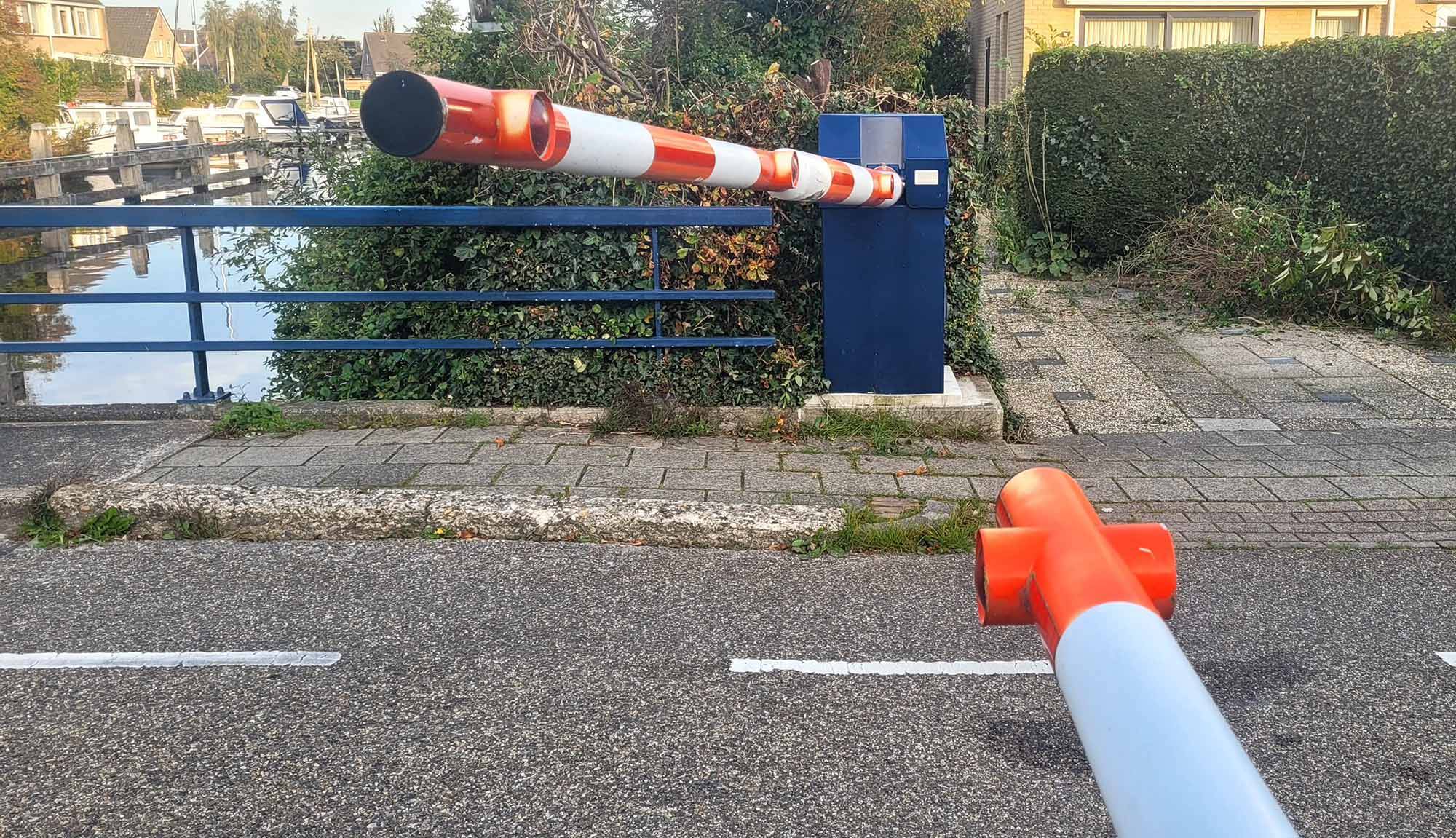 261015 Akkrum Weidlansbrug aangeredenslagbomen 1