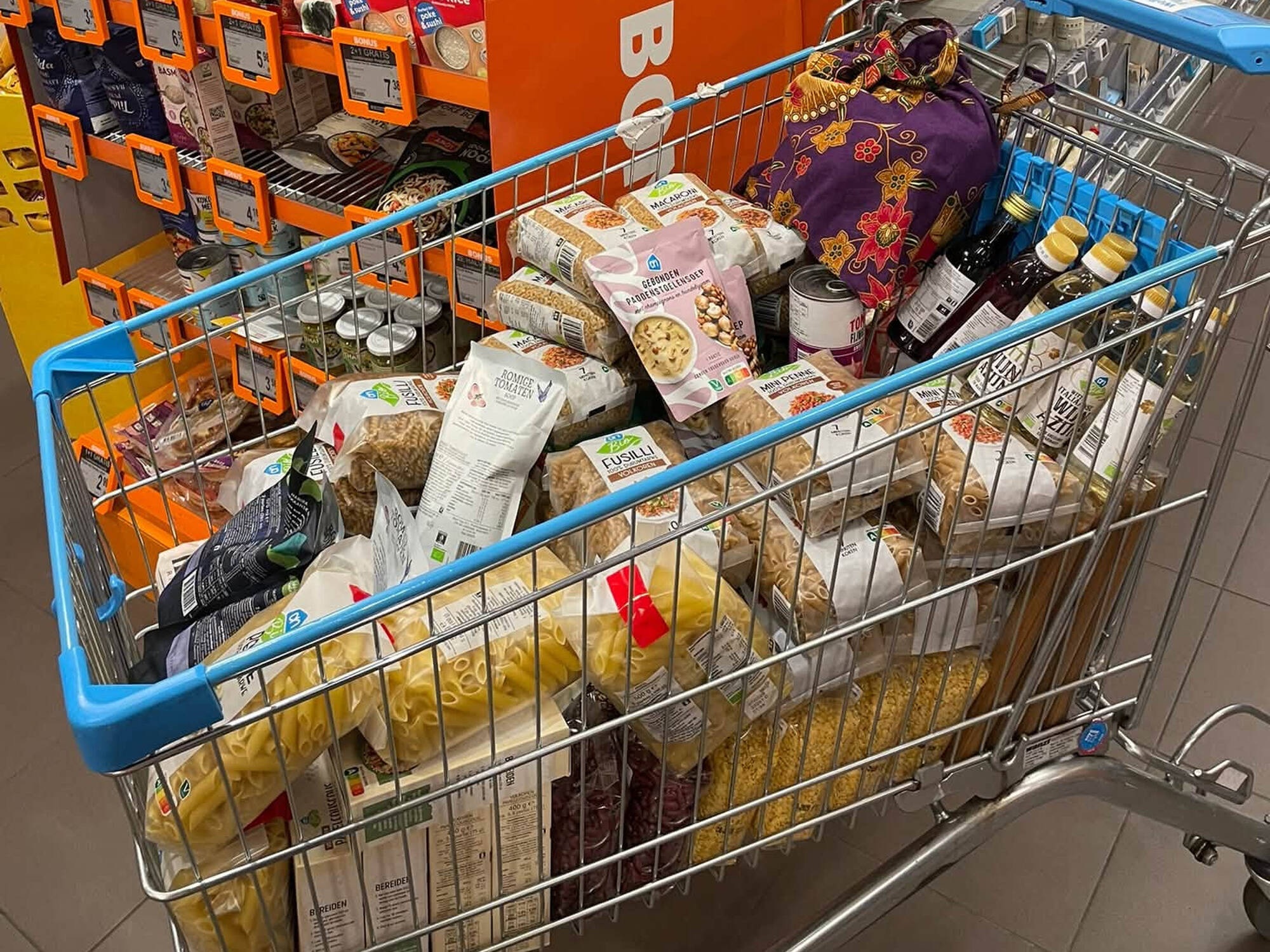 261025 Akkrum c Doarpskeamer Voedselkast aangevuld winkelkar