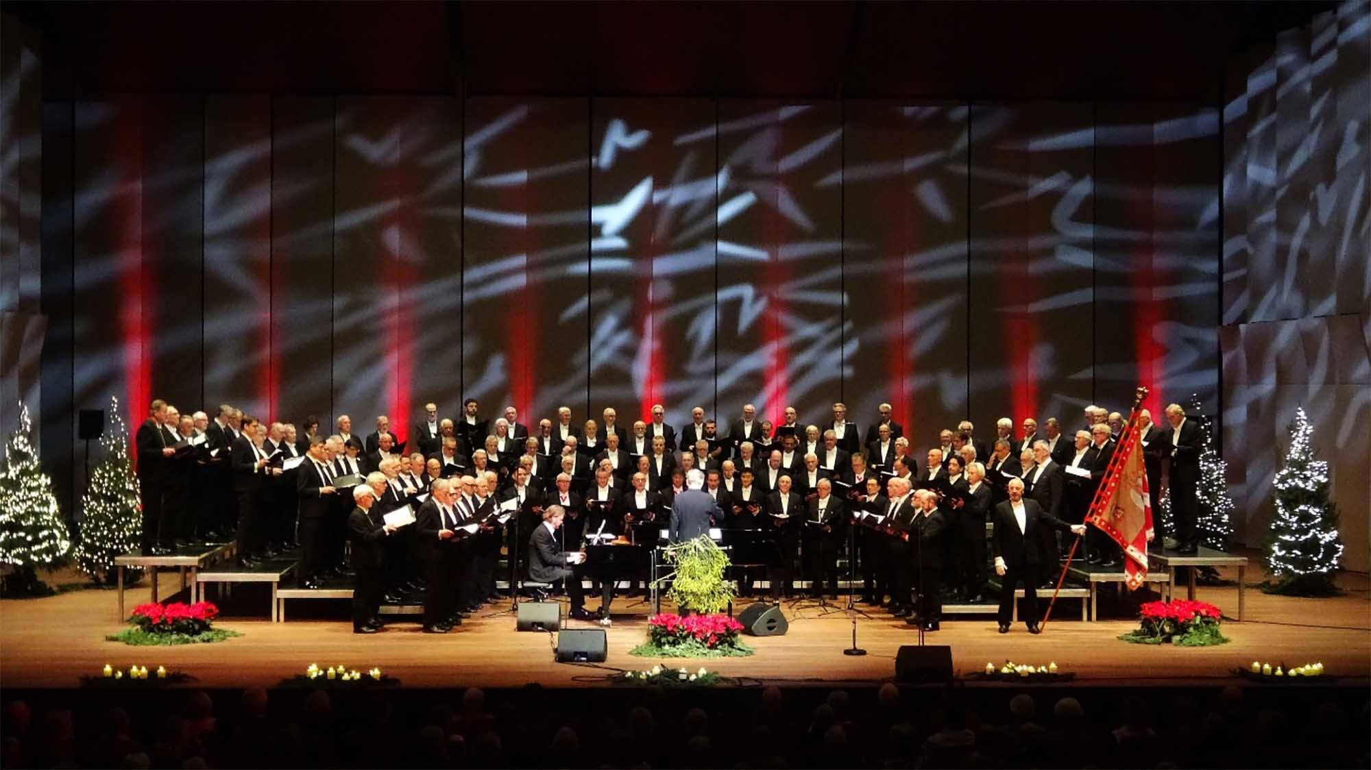 Mastreechter Staar met 120 zangers en Syb van der Ploeg in Akkrum
