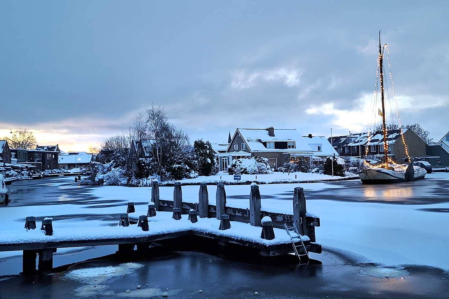 260107 Sneeuw verlichtskutsjeindespoorkolk JelmervanderSchaaf