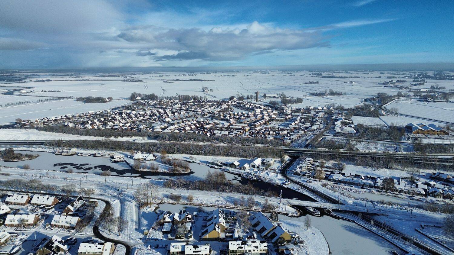 Winterse luchtreis boven Akkrum en Nes (H)