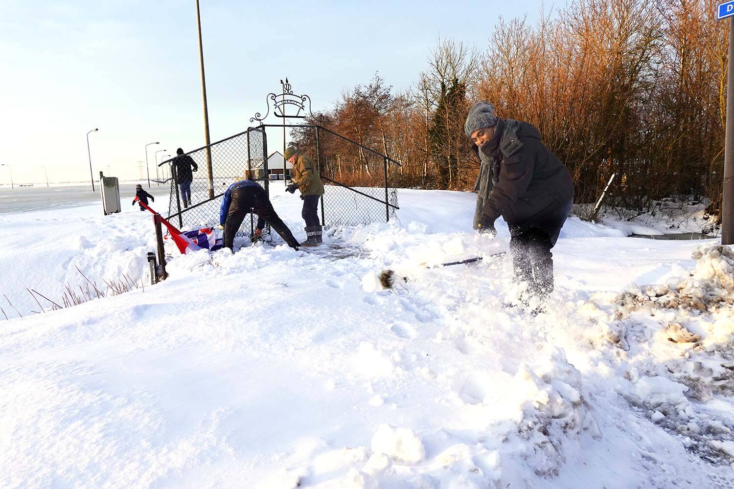 260111 Akkrum ijsbaan sneeuwschuiven2a
