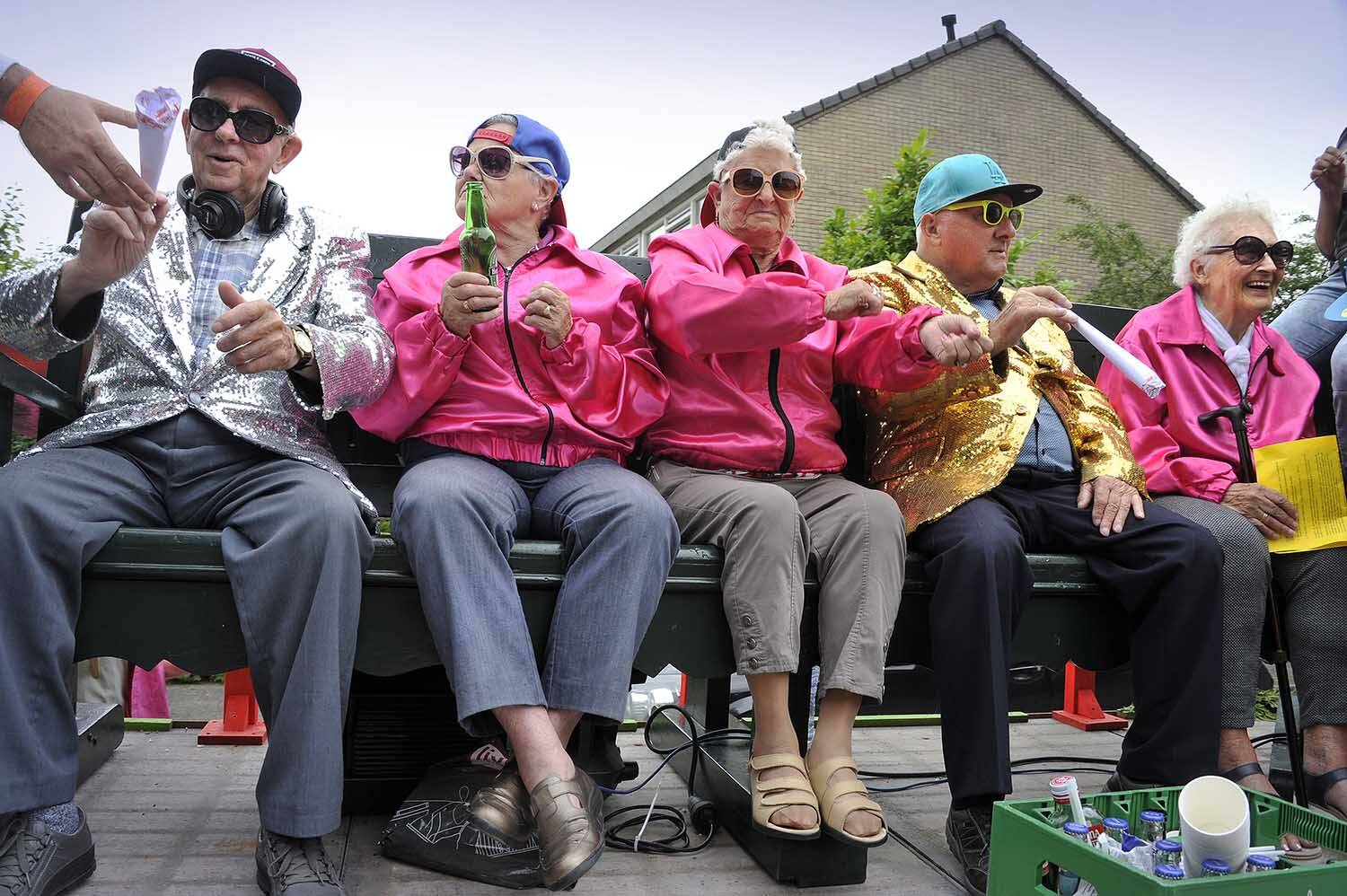 Stoelen erbij tijdens info-avond nieuwe praalwagenoptocht Akkrum-Nes