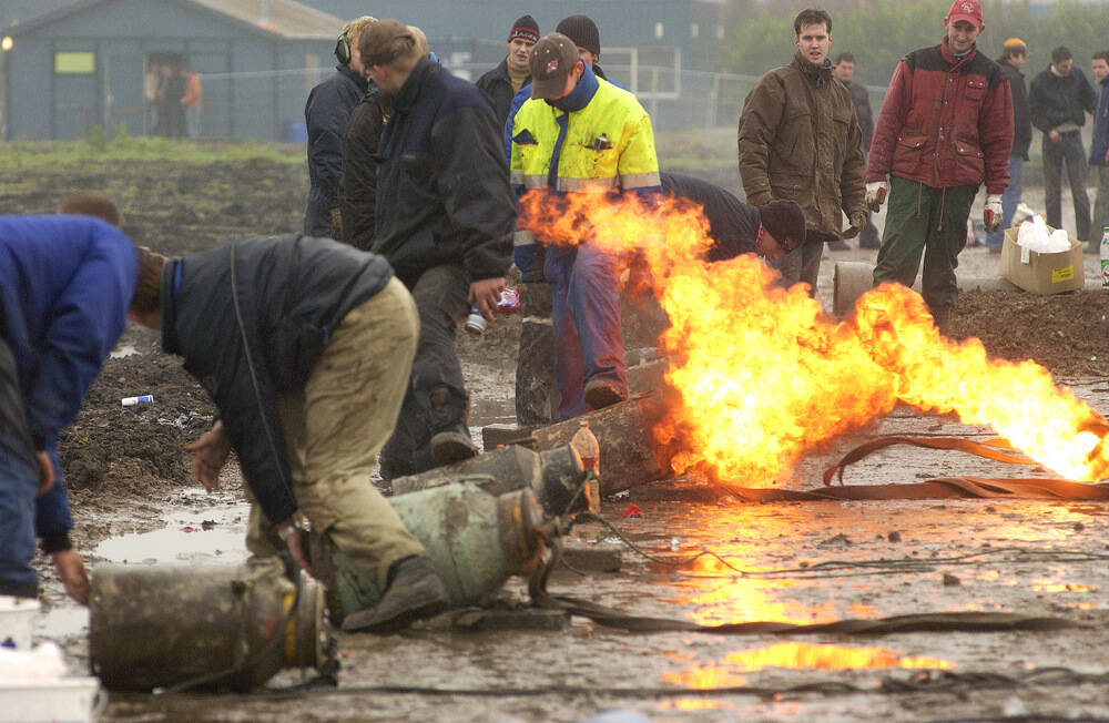 Geen harde knal maar wel een enorme steekvlam tijdens het carbidschieten op oudjaarsdag in Akkrum. Enkele tientallen jongeren vermaakten zich daar met melkbussen, carbid en water. 