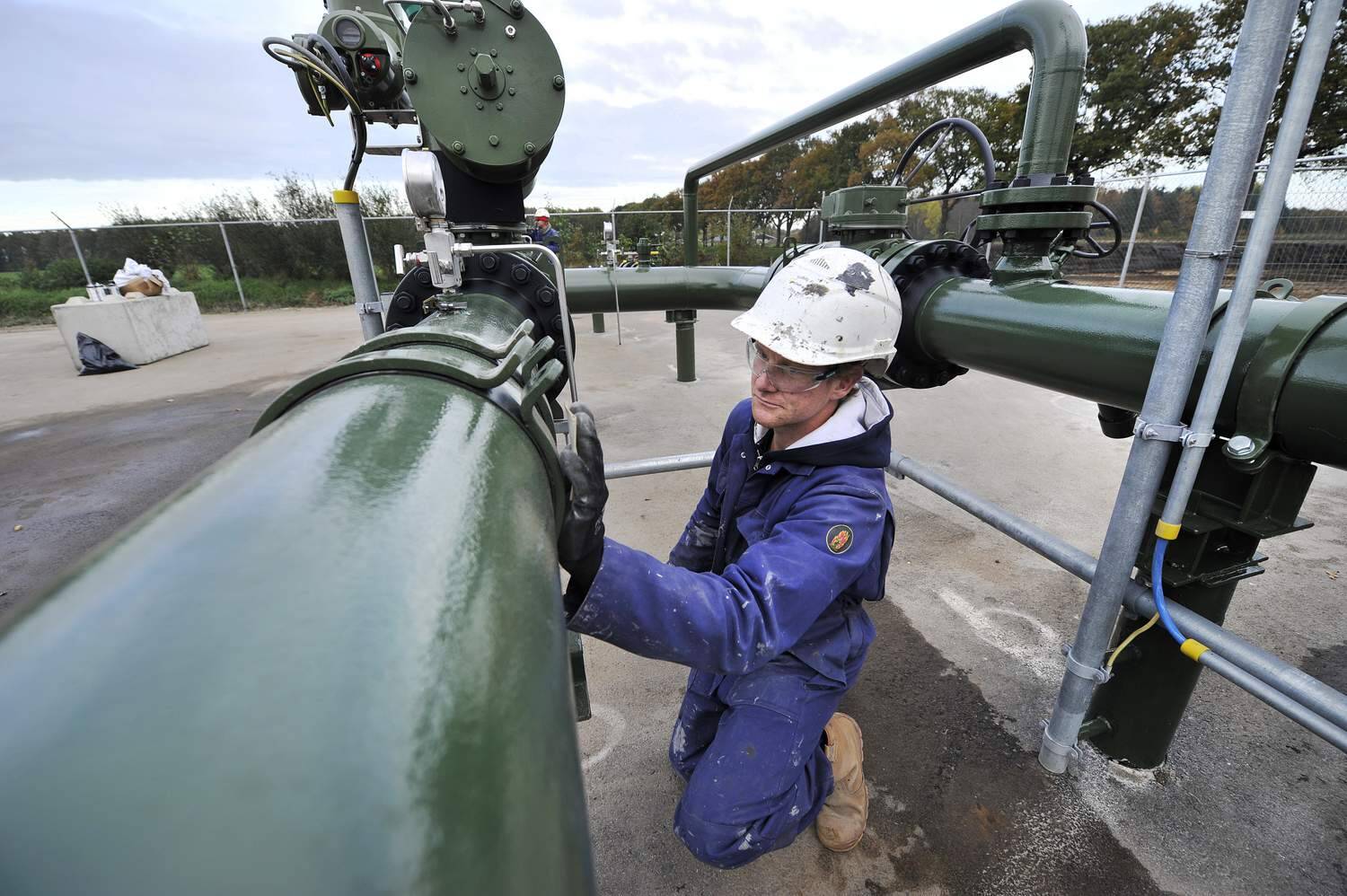 Schilders van Van Dijk Coating uit Noordwolde brengen een tweecomponentenverf aan op stalen afsluiters van gaswinstation Vinkega. Het Canadese Vermilion Energy, dat in Harlingen de Nederlandse vestiging heeft, legt een tien kilometer lange leiding van Vinkega naar een nieuwe gaswinlocatie bij Wapse. Daar verwacht de komende kwart eeuw zo'n half miljard kubieke meter aardgas te winnen.