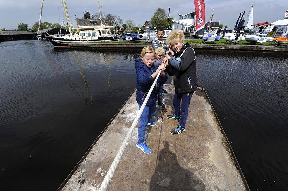 2017: Een pontje tussen de verenigingshaven van AWS Eendracht en jachthaven Tusken de Marren in Akkrum. De veerdienst met ponton werd ingezet tijden het evenement Akkrum Opent!, dat de start vanhet watersportseizoen markeert.