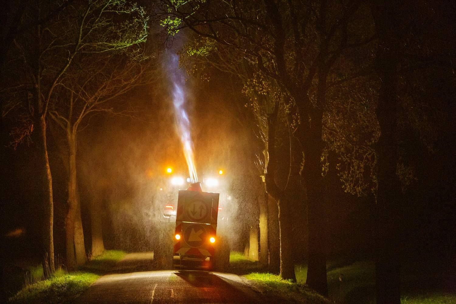 LEGEMEER -  Grote waterwolken met aaltjes verdwijnen in de toppen van de eikenbomen van de Vegelinbossen tussen Langweer en Sint Nicolaasga.  Medewerkers van Roel Timmerman BV uit Uffelte bestrijden daarmee de eikenprocessierups. De zogeheten nematoden infecteren de larven. Het werk wordt in de nachtelijke uren gedaan, omdat de rupsen juist dan in processie op zoek gaan naar voedsel tussen de eikenbladeren. Opdrachtgever gemeente De Fryske Marren wil op deze manier nestvorming in de risicogebieden zoveel mogelijk vermijden. Als dat wel gebeurt, dan worden ze alsnog weggehaald. Met het tijdig verwijderen wordt uitvliegen van de eikenprocessievlinder voorkomen en de overlast in het toeristische gebied voor passanten beperkt. Ze kunnen klachten als jeuk, huiduitslag, irritatie aan de ogen of aan de luchtwegen krijgen. Het Drentse bedrijf is sinds 2011 bezig met het preventief spuiten met nematoden. Onder grote druk worden de bomen besproeid met water vermengde  aaltjes. Groot voordeel van deze methode is dat op deze manier van bestrijding het geen negatieve gevolgen heeft voor de vogels, die de rupsen eten. 