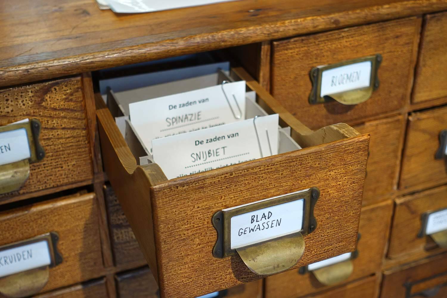Zaden van snijbiet en spinazie kunnen in de lade van de Zadenbibliotheek Fryslân worden gestopt. Op drie plaatsen in Leeuwarden en Joure kunnen tuinliefhebbers zaad lenen, terwijl ze van de planten die er uit komen ook weer zaad kunnen inleveren. Zonder kosten wil de Zadenbibliotheek Fryslân een grote collectie opbouwen. De basiscollectie zaden van groenten, kruiden en bloemen bestaat uit zaden die onder andere in de Perma-tuin Joure zijn verzameld.