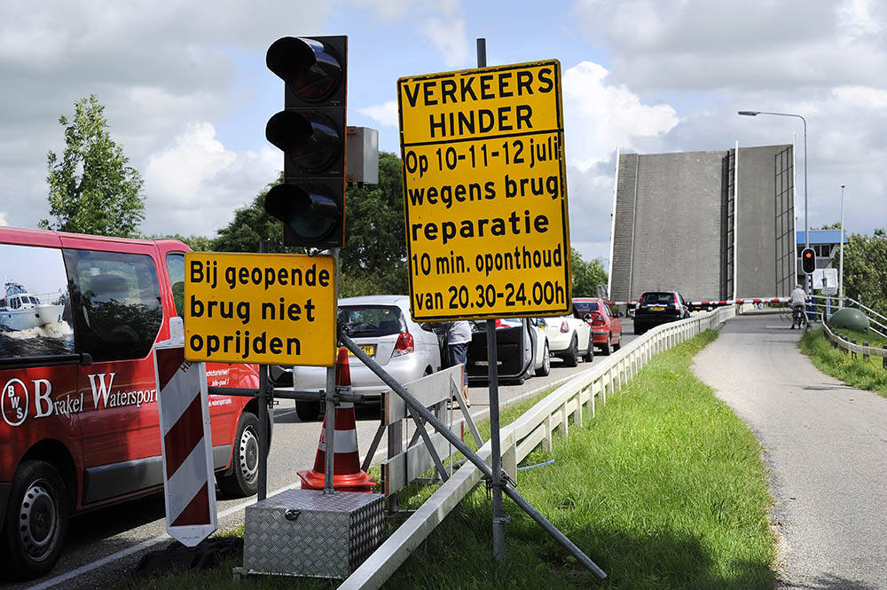 De brug bij Oude Schouw over het Prinses Margrietkanaal - tussen Jirnsum en Akkrum - staat open voor de scheepvaart. Reparaties zorgen voor extra vertraging. Hooguit tien minten poer keer en alleen 's avonds op drie dagen in juli 2012.