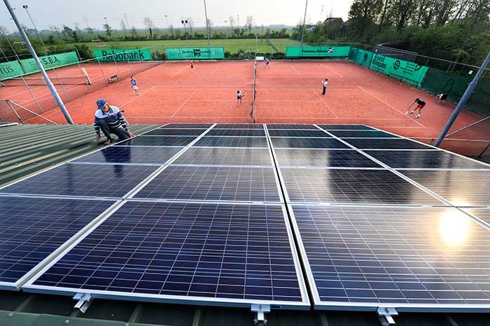 Zonnepanelen op daken sportclubs Akkrum
