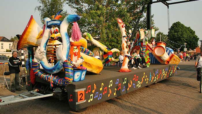 Praalwagenoptocht in Akkrum tijdens jubileumjaar